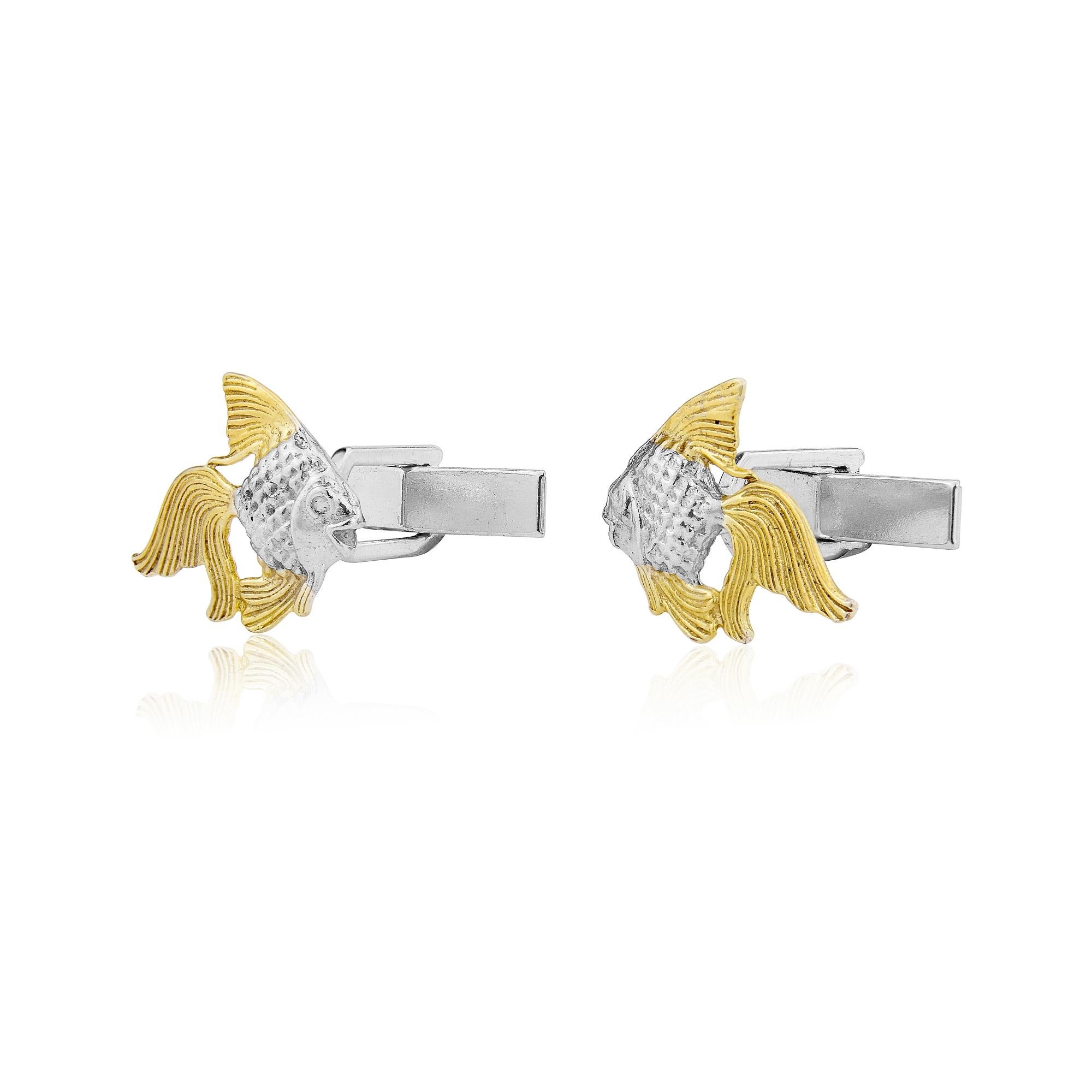 This beautiful design encapsulates Simon Kemp's speciality of using 18 K Gold to enhance the detail of one of Nature's stunning creatures.
The Angel fish has been cast in solid sterling silver capturing the intricacy of this stunning design. The