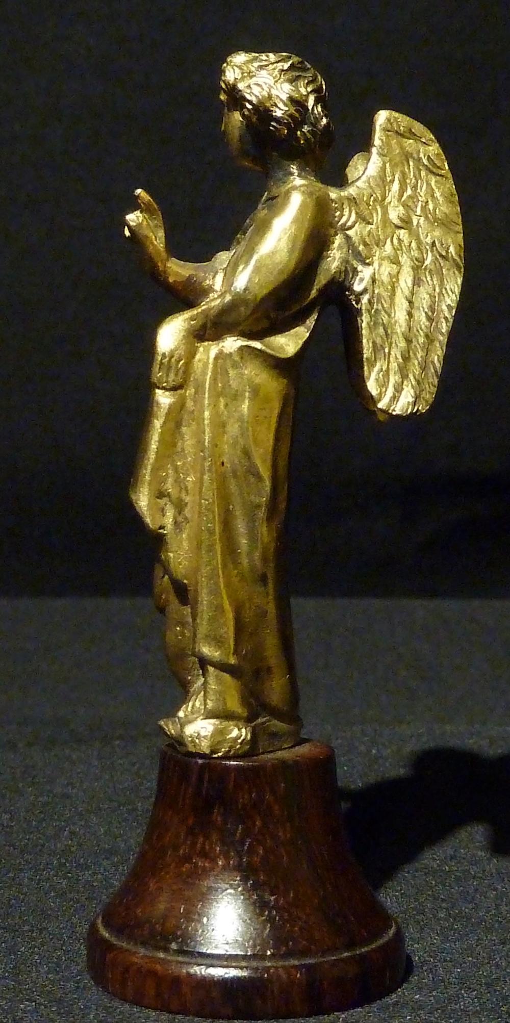 Angel, France 15th century, in gilded bronze, fine chisel work of excellent orificery, height 5.5 cm.