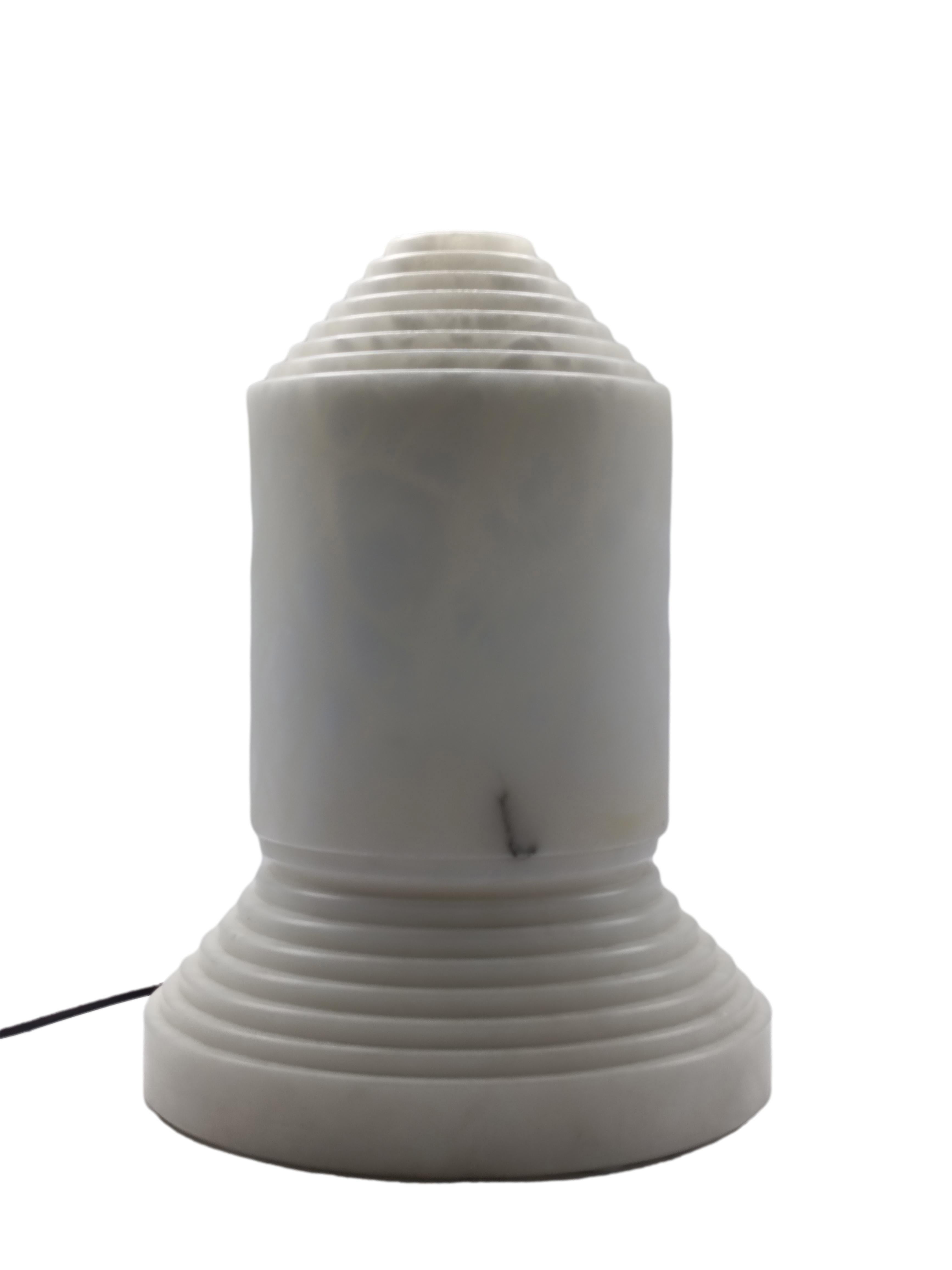 La lampe de table Babel, conçue par Àngel Jové en 1971 et produite par Santa & Cole, est une pièce sculpturale qui allie art et fonctionnalité. Inspiré par l'histoire biblique de la Tour de Babel, son design évoque une structure ascendante avec des