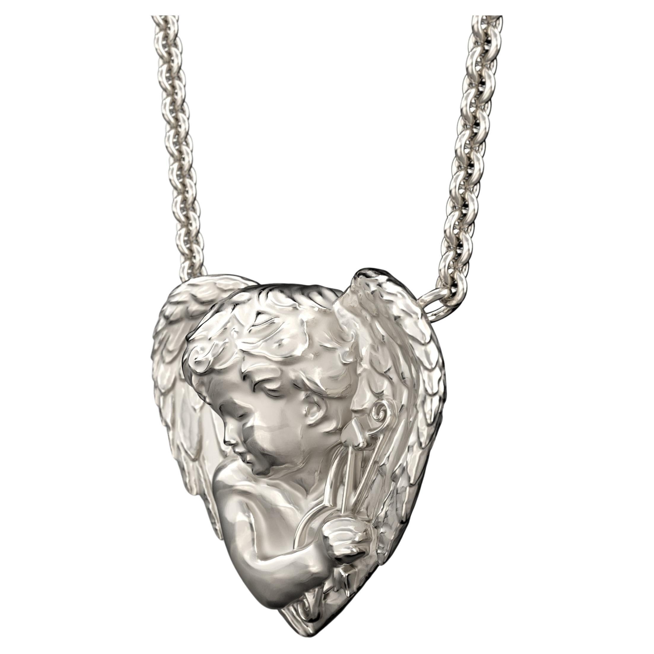Entdecken Sie den Inbegriff von Eleganz mit unserer auf Bestellung gefertigten Herz-Halskette aus 14-karätigem Gold, die einen bezaubernden Amor-Anhänger enthält. Dieses italienische Schmuckstück mit den Engelsflügeln, die Liebe und Schutz