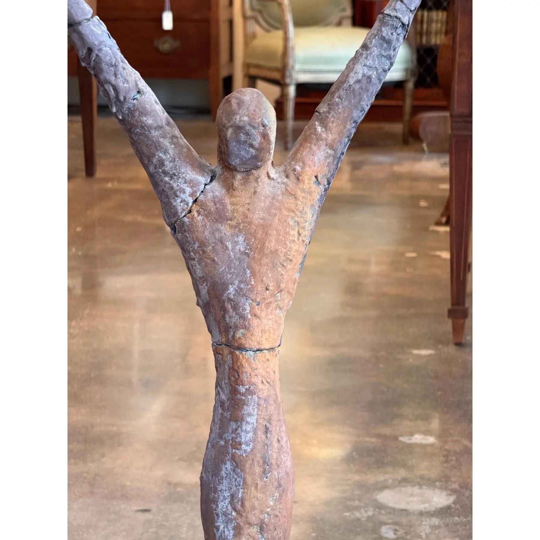 Une sculpture abstraite. Levez les bras. Pas de notes
