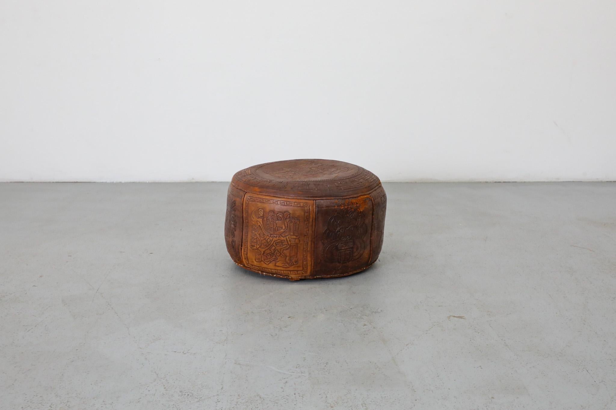 Pouf o pouf in pelle patchwork di metà secolo, lavorato a mano, attribuito ad Angel I. Pazmino. Bellissimi e intricati disegni adornano ogni lato. Angel Pazmiño, a cui è attribuito questo pezzo, è stato un visionario designer di mobili di Quito, in