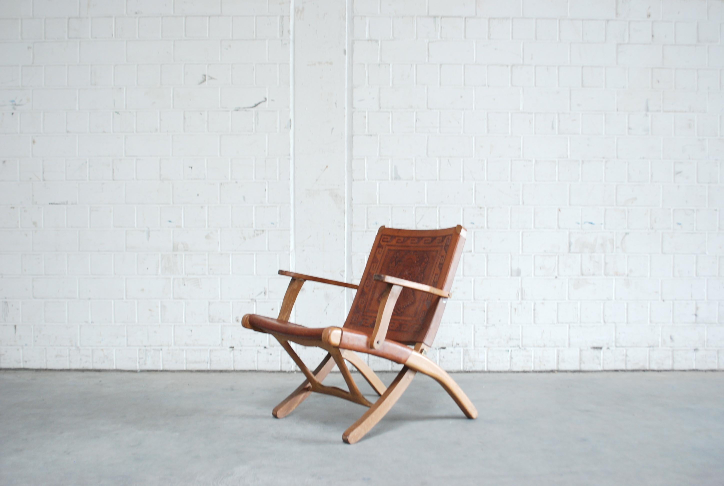 This folding chair was designed by Angel Pazmino. It was produced by Muebles de Estilo.
Pazmino was inspired by Danish designer Hans Wegner and designed his own folding Chair.
You can see the influence of this design in Wegners Chair JH 512/ today