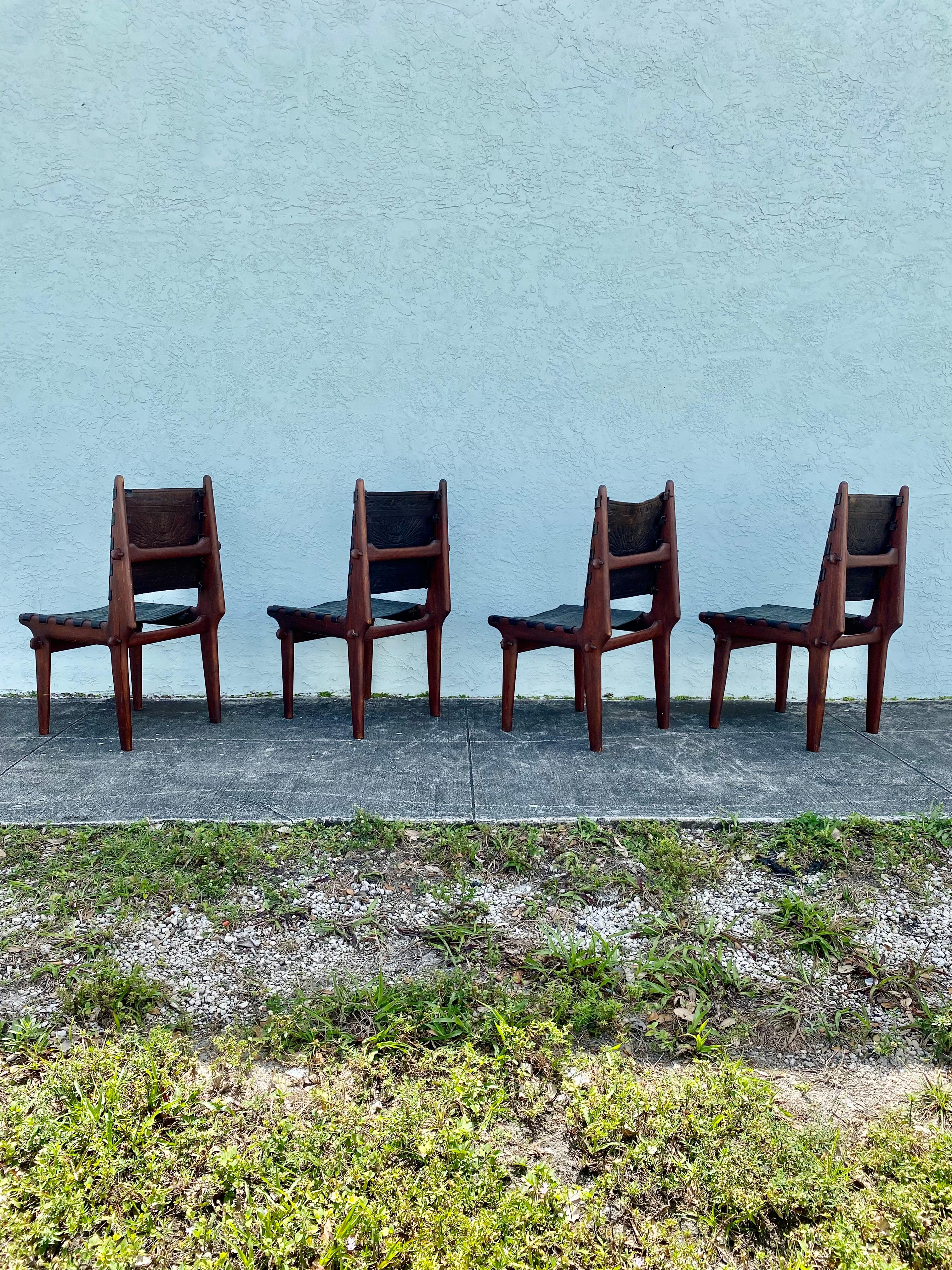 Mid-Century Modern Angelo Pazmino Muebles ensemble de 4 chaises en cuir embossé bois des années 1960 en vente