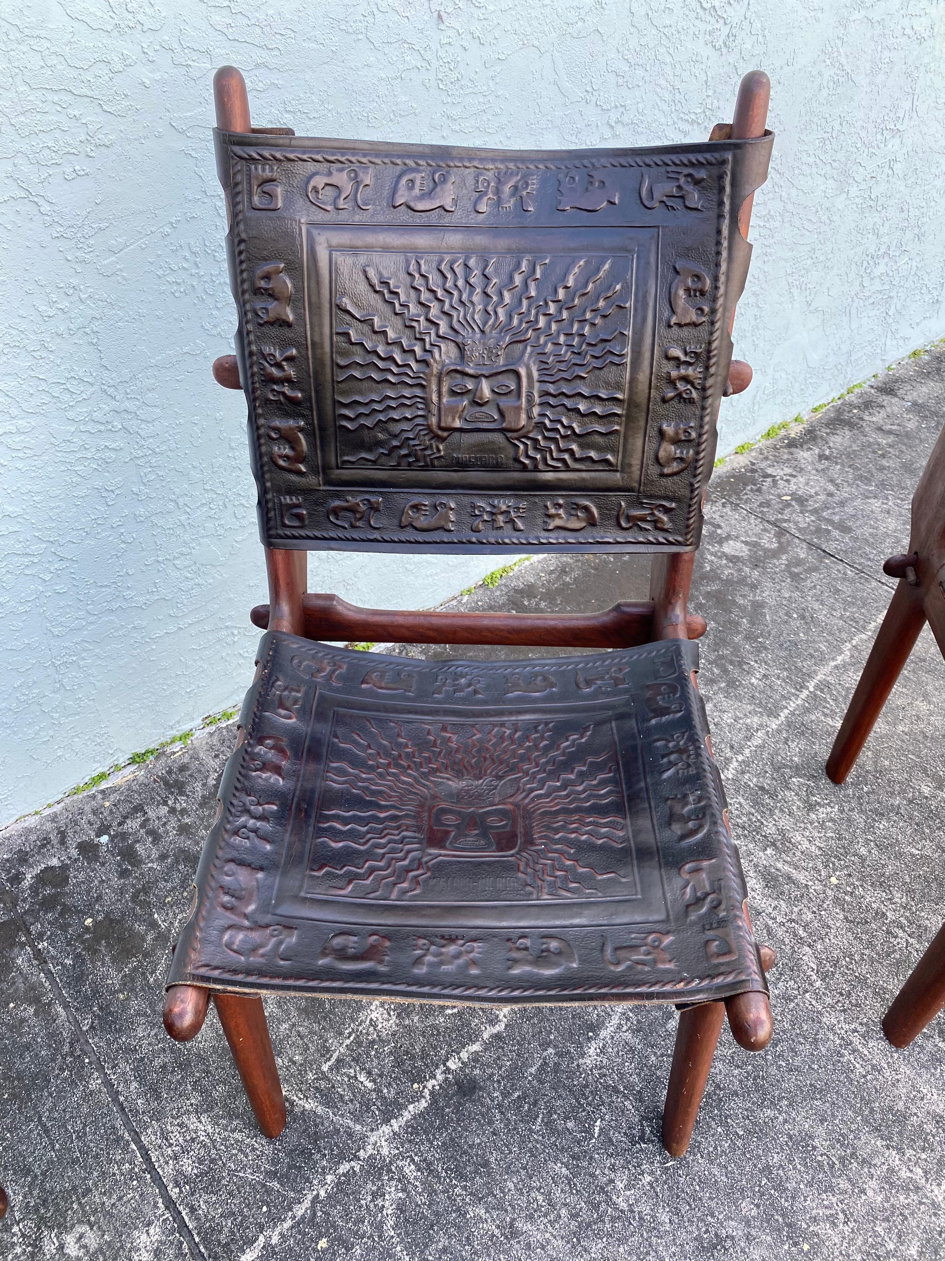 Milieu du XXe siècle Angelo Pazmino Muebles ensemble de 4 chaises en cuir embossé bois des années 1960 en vente