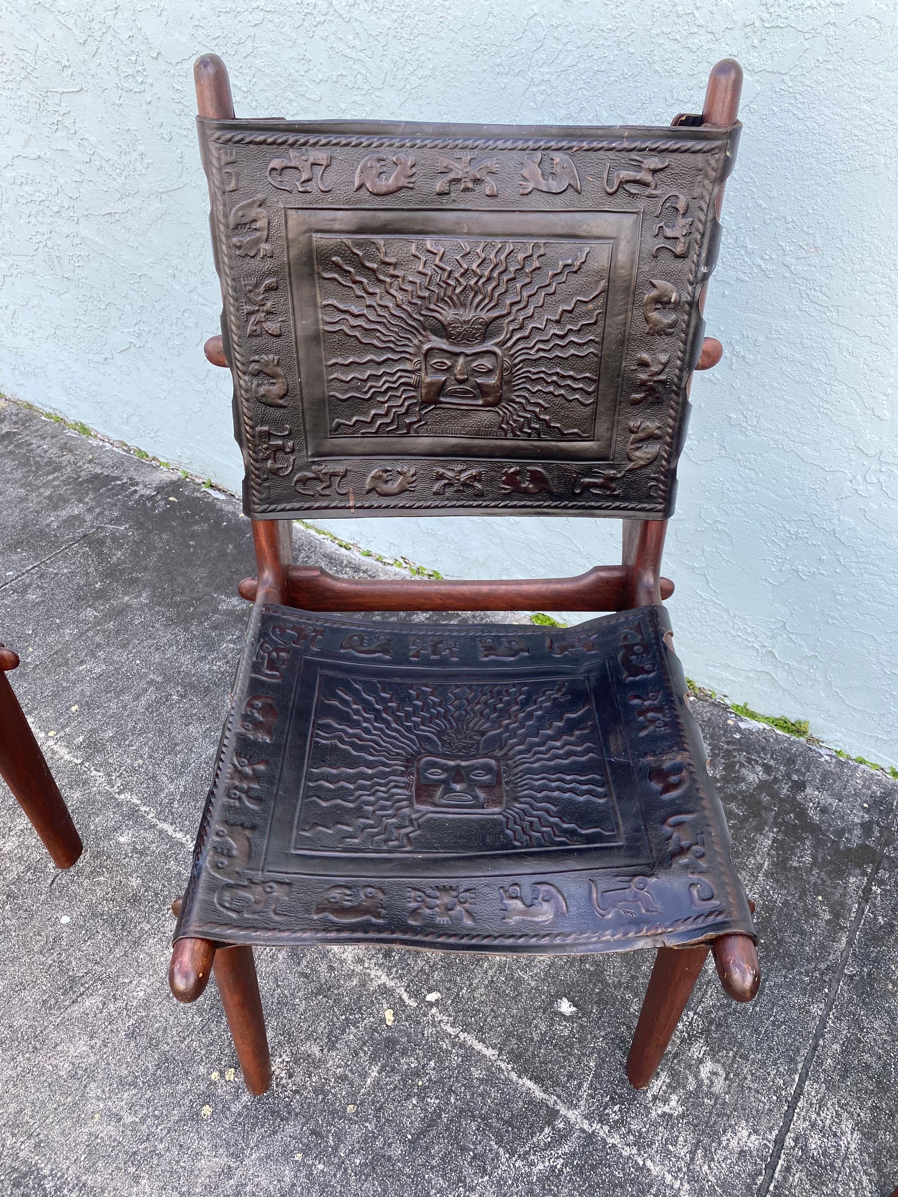Angelo Pazmino Muebles ensemble de 4 chaises en cuir embossé bois des années 1960 en vente 1