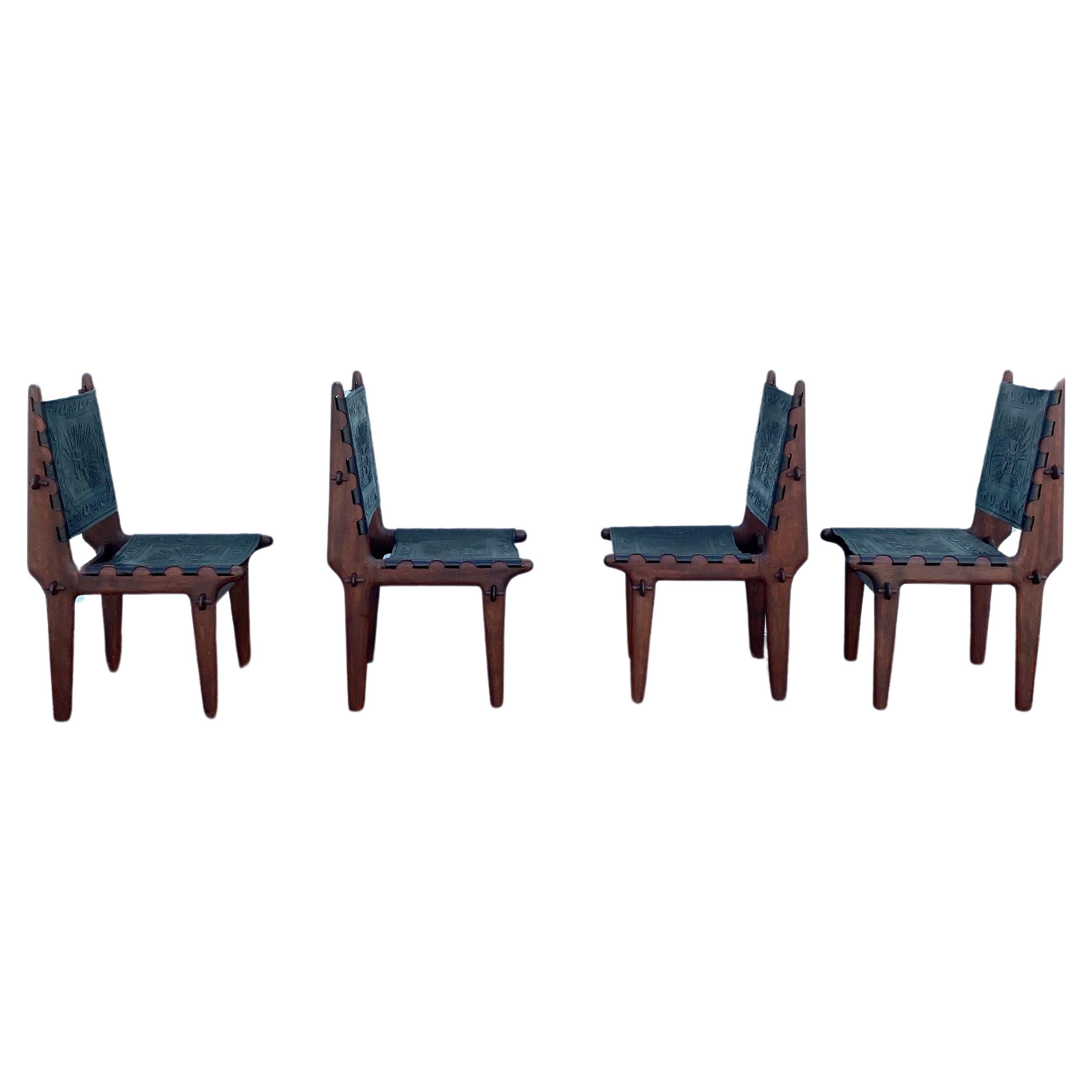 Angelo Pazmino Muebles ensemble de 4 chaises en cuir embossé bois des années 1960 en vente
