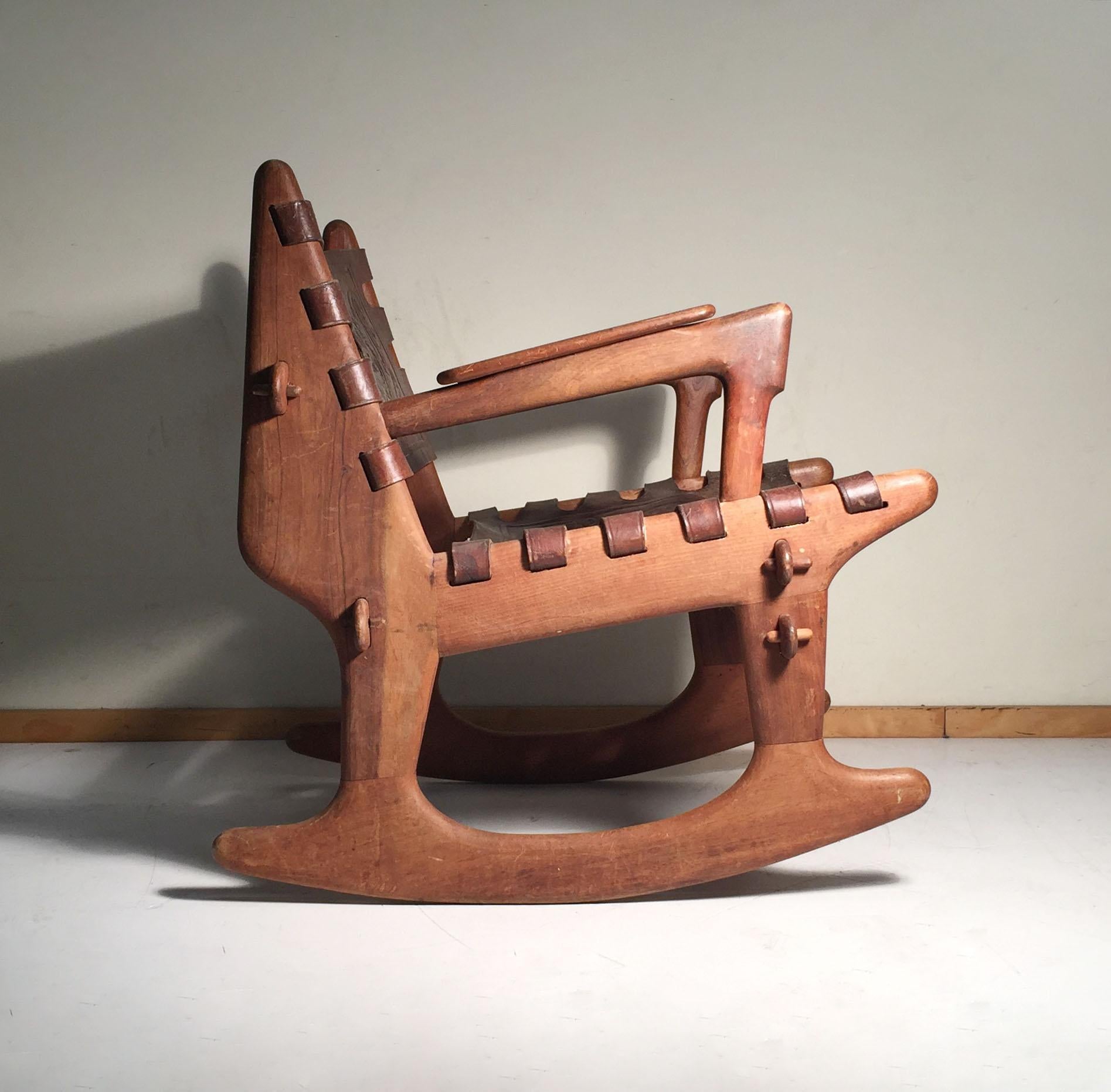 Angel Pazmino Schaukelstuhl aus Leder und Holz im Zustand „Gut“ im Angebot in Chicago, IL
