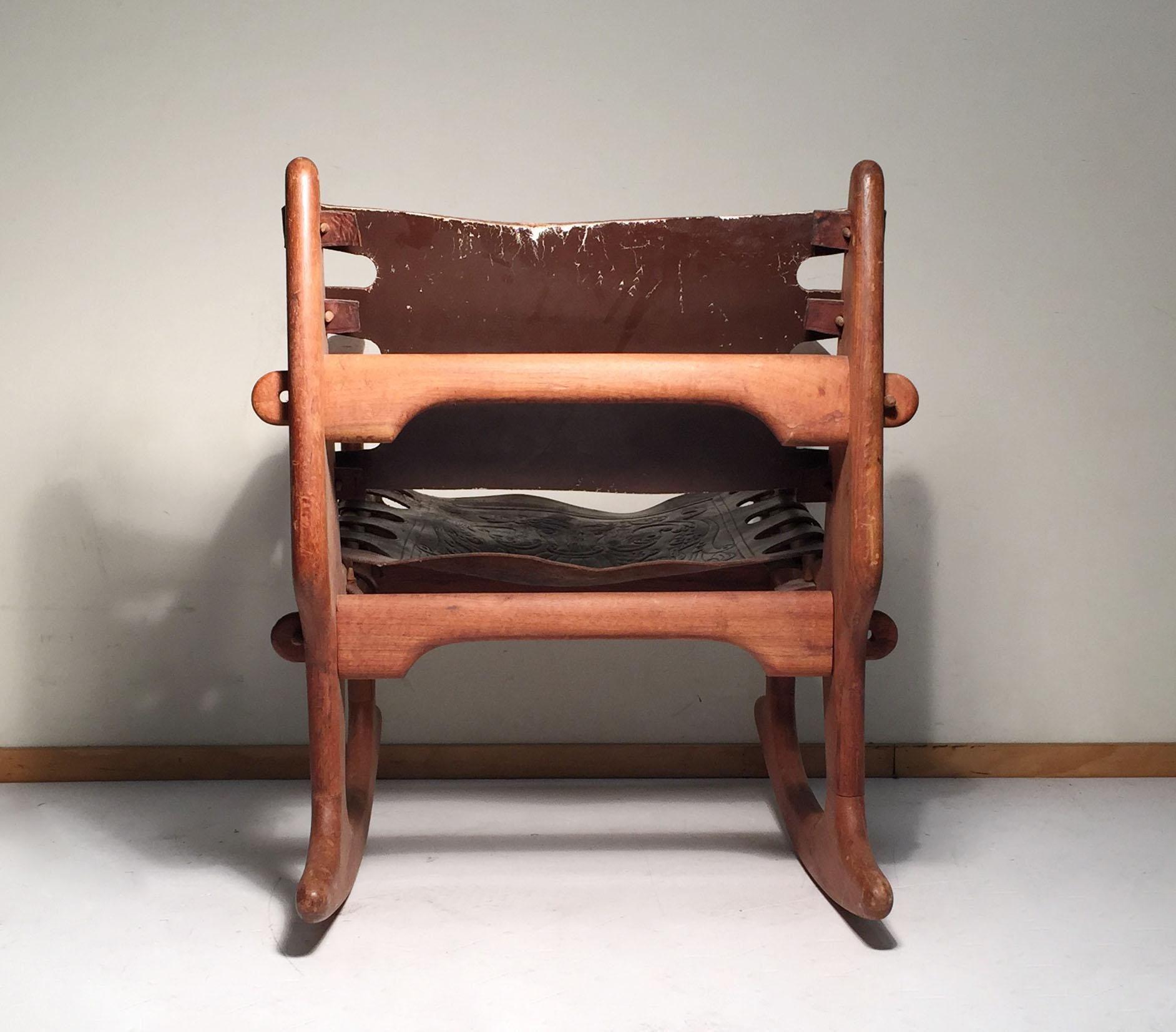 Silla mecedora Angel Pazmino de cuero y madera Ecuatoriano en venta