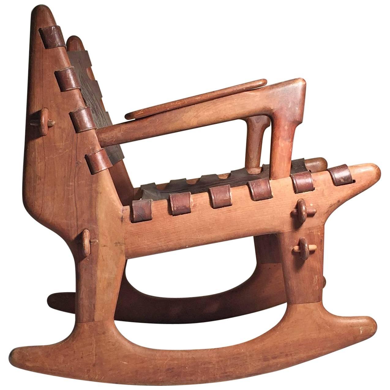 Chaise à bascule Angel Pazmino en cuir et bois