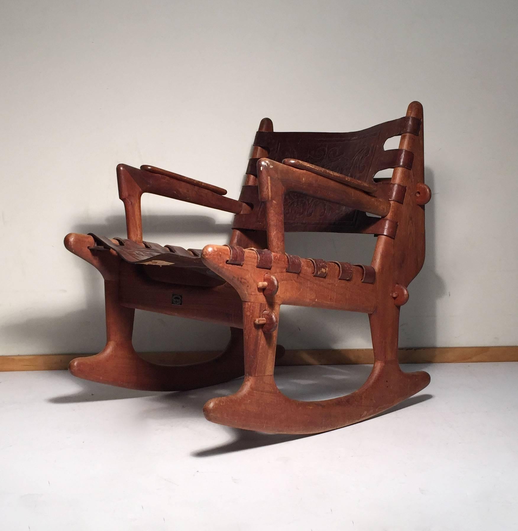 Silla mecedora Angel Pazmino de cuero y madera Moderno de mediados de siglo en venta