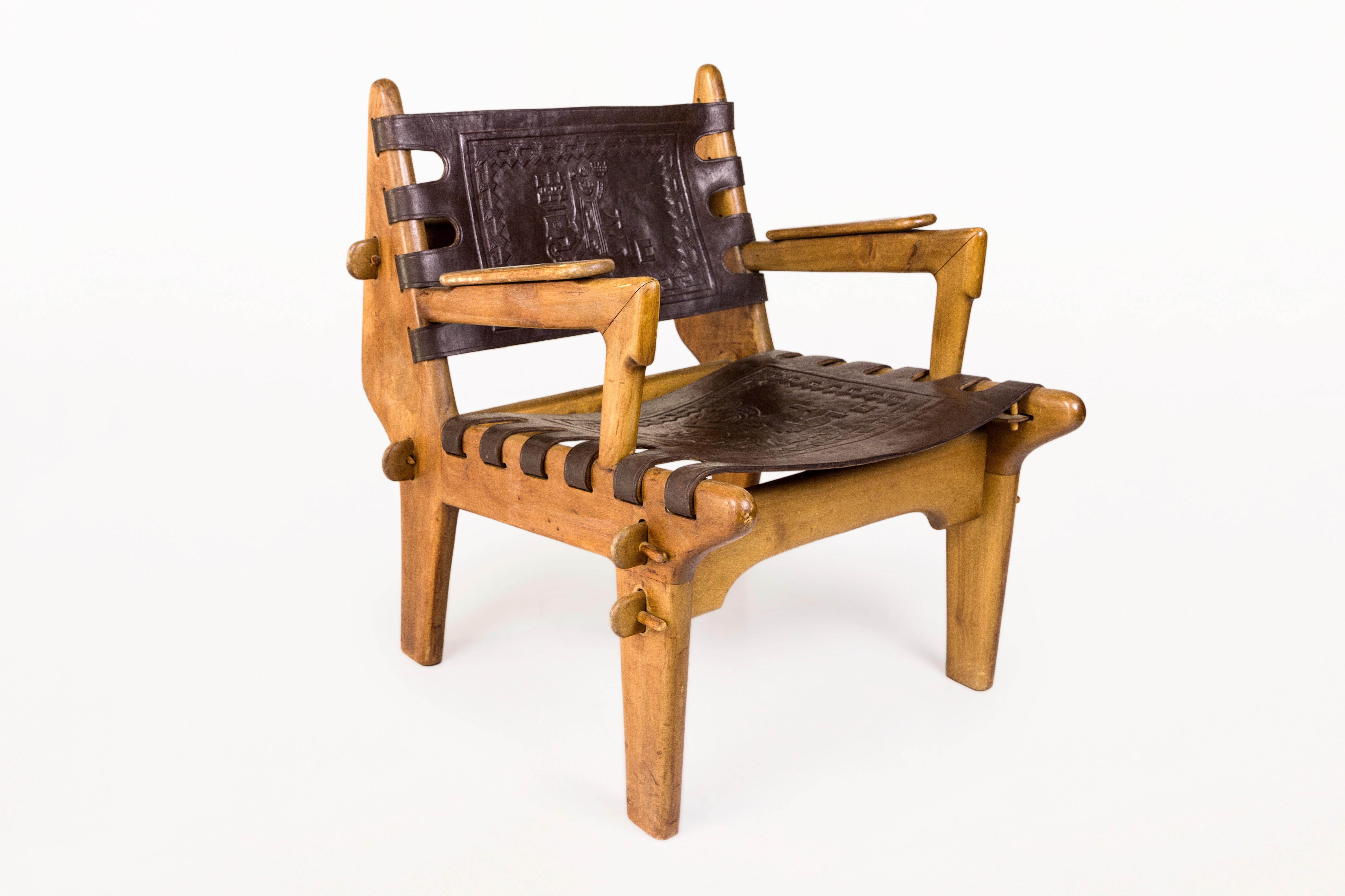 Angel Pazmino, pair of armchairs with side table,
wood and leather,
circa 1970, Brazil.
Armchair: Height 70 cm, seat height 35 cm, width 63 cm, depth 70 cm.
Table: height 44 cm, width 41 cm, depth 41 cm.