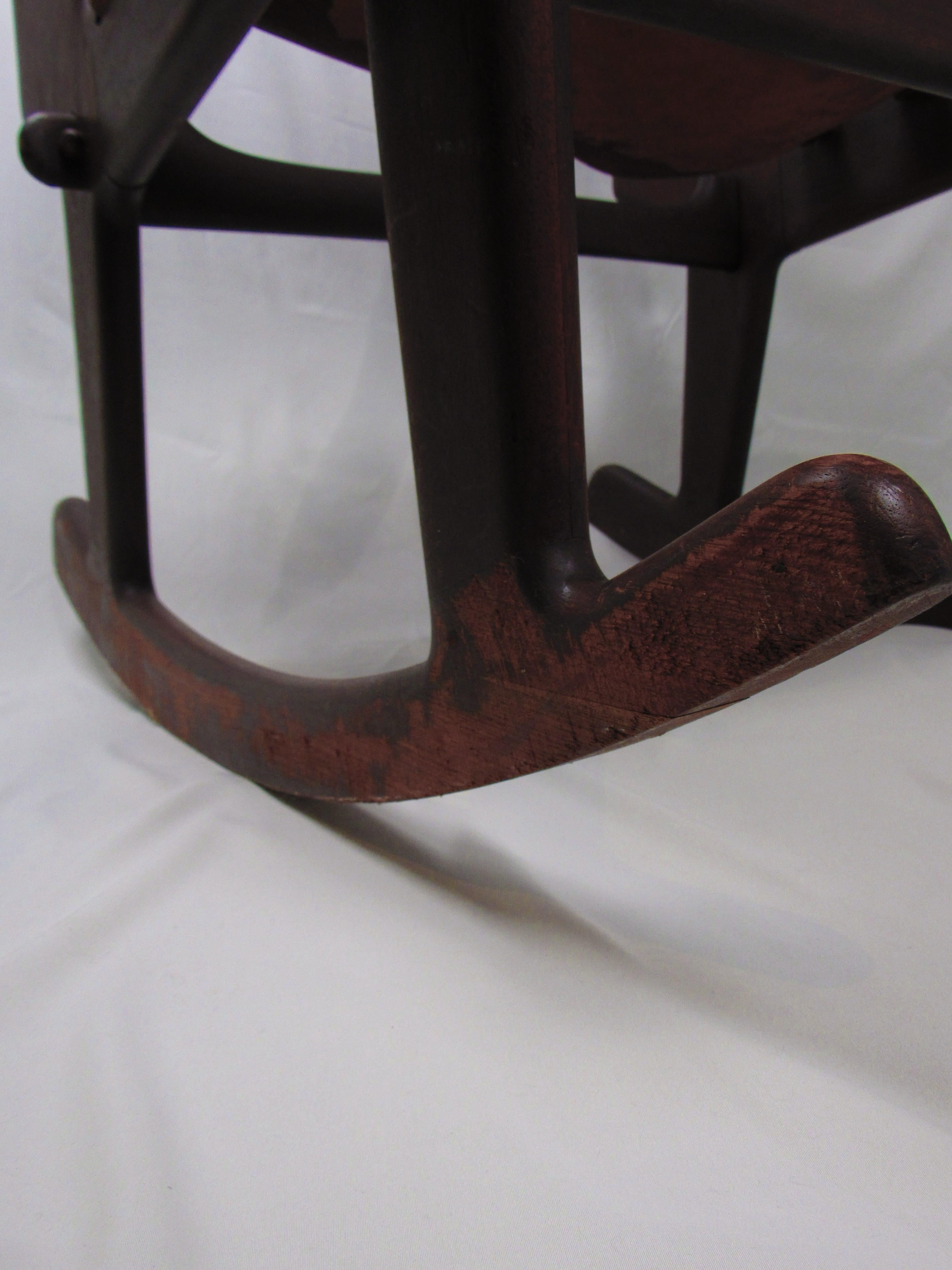 Sedia a dondolo Angel Pazmino, legno e pelle vintage in vendita 3