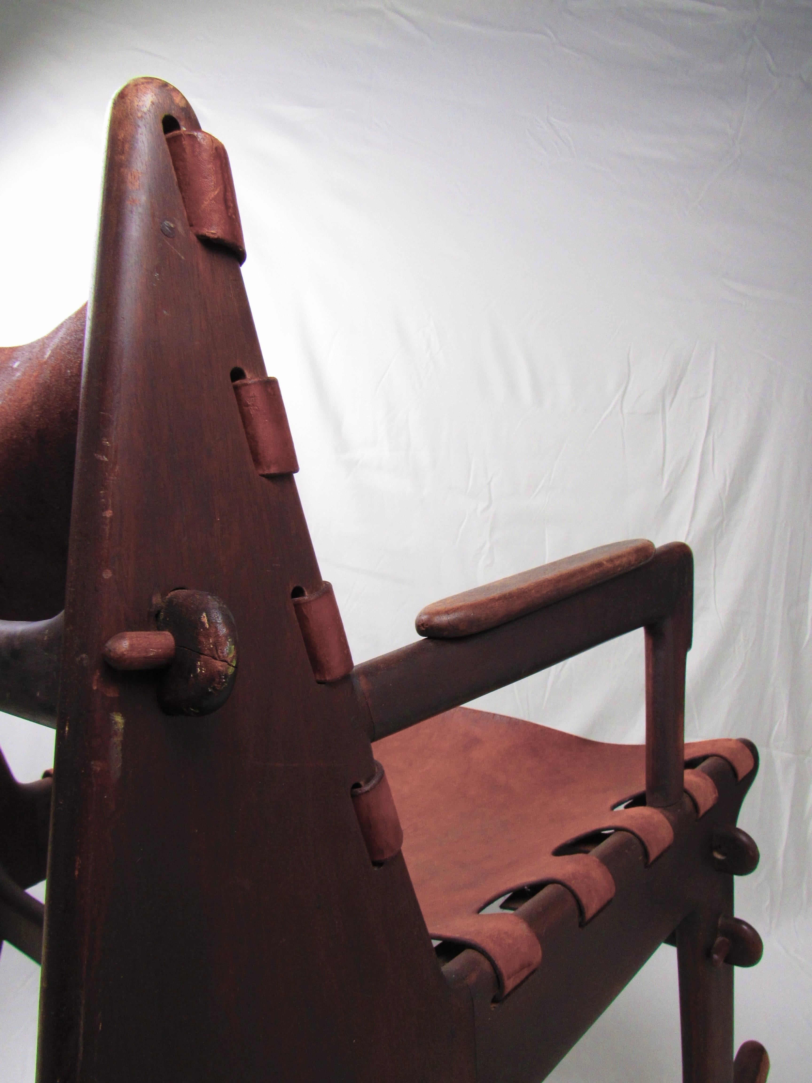 Sedia a dondolo Angel Pazmino, legno e pelle vintage in vendita 4