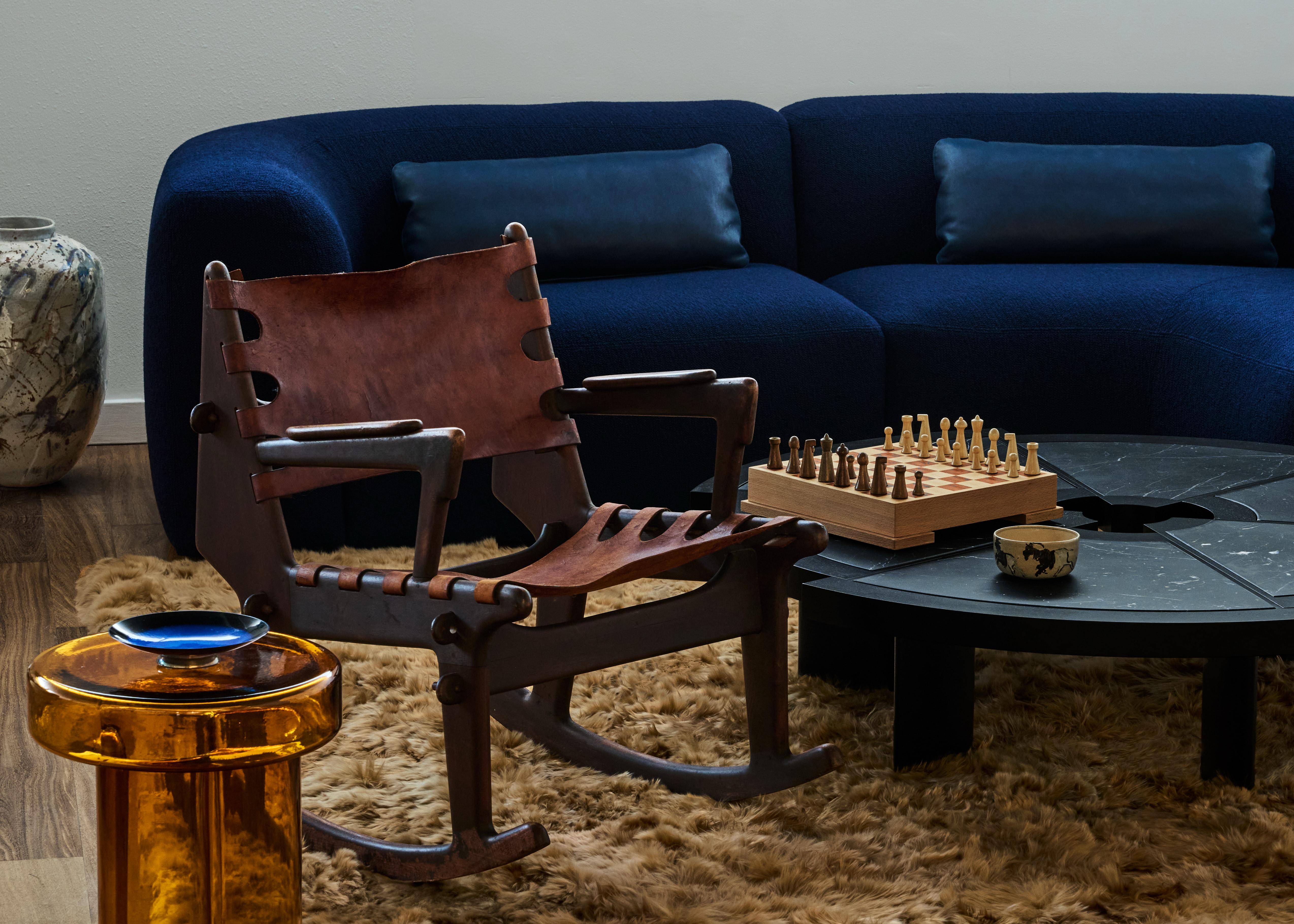 Aggiungi un tocco di raffinatezza alla tua casa con questa sedia a dondolo vintage Angel I. Pazmino, un capolavoro che unisce eleganza classica e artigianalità. Disegnata dal famoso Pazmino, questa sedia vintage presenta una struttura in legno scuro