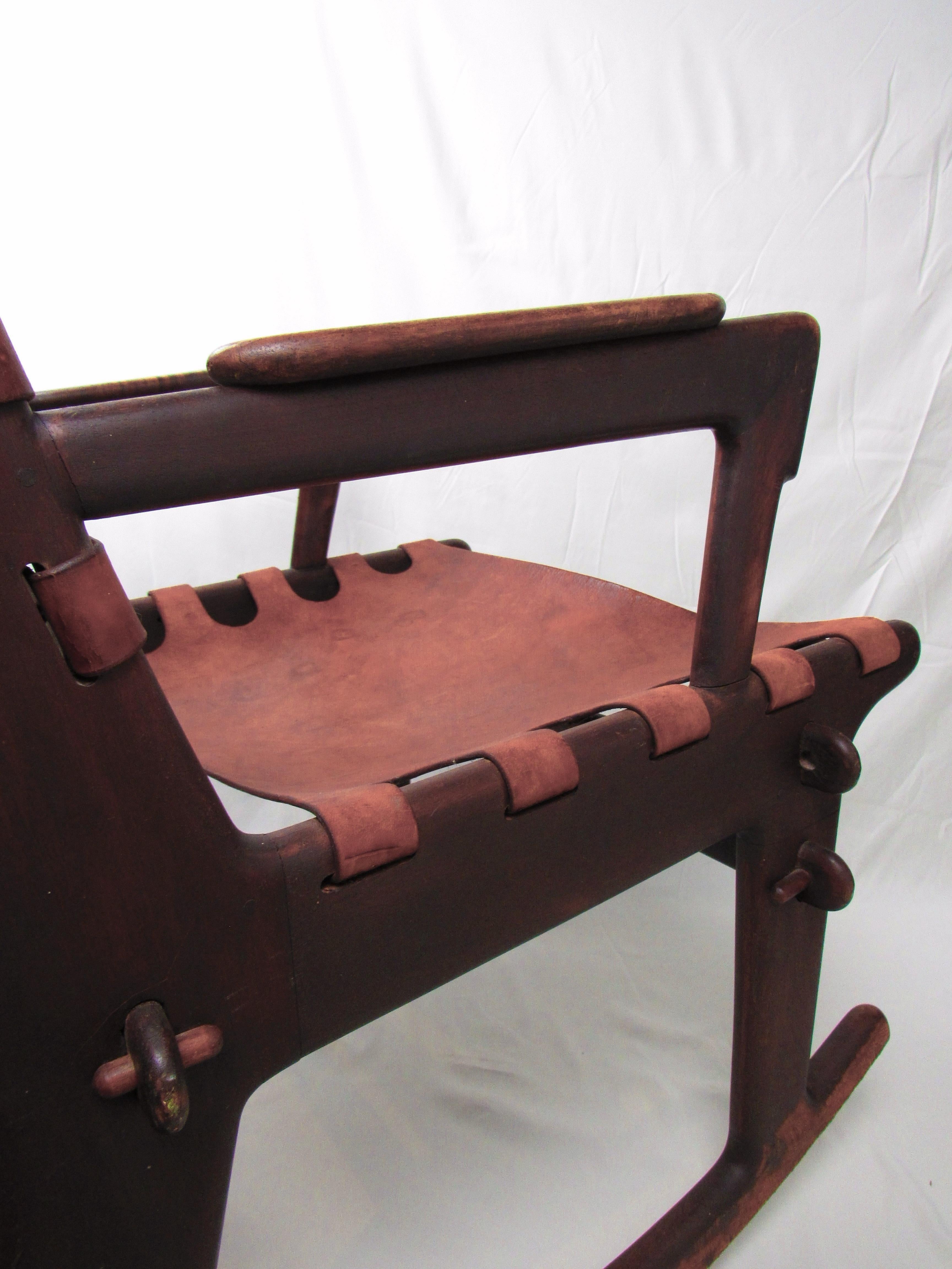 Sedia a dondolo Angel Pazmino, legno e pelle vintage in vendita 1