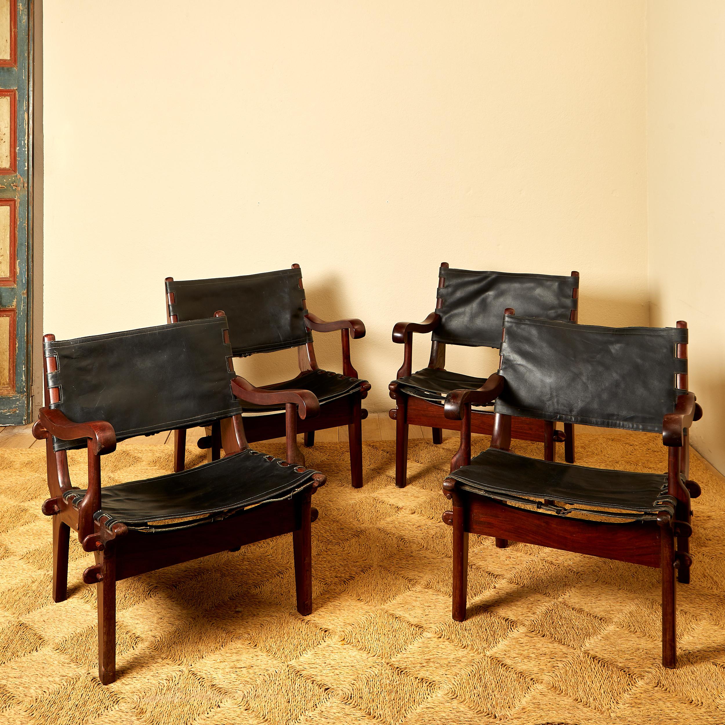 Angel Pazmino,
Suite de quatre fauteuils équatoriens,
cuir et bois,
circa 1960, Equateur.
Hauteur 77 cm, hauteur d'assise 42 cm, largeur 62 cm, profondeur 52 cm.