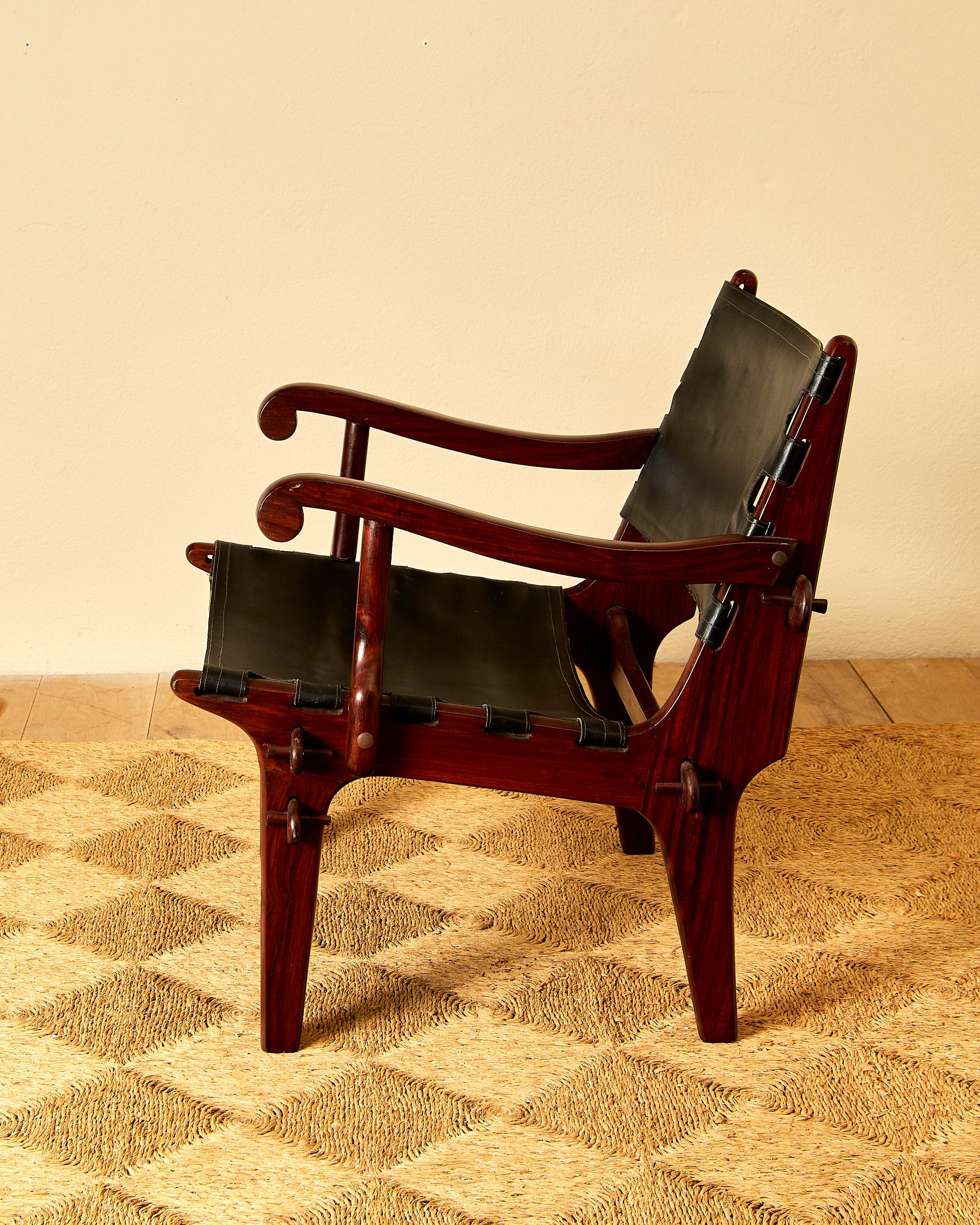 Angel Pazmino, Suite of four armchairs, leather and wood, circa 1960, Ecuador. In Good Condition For Sale In Nice, Cote d' Azur