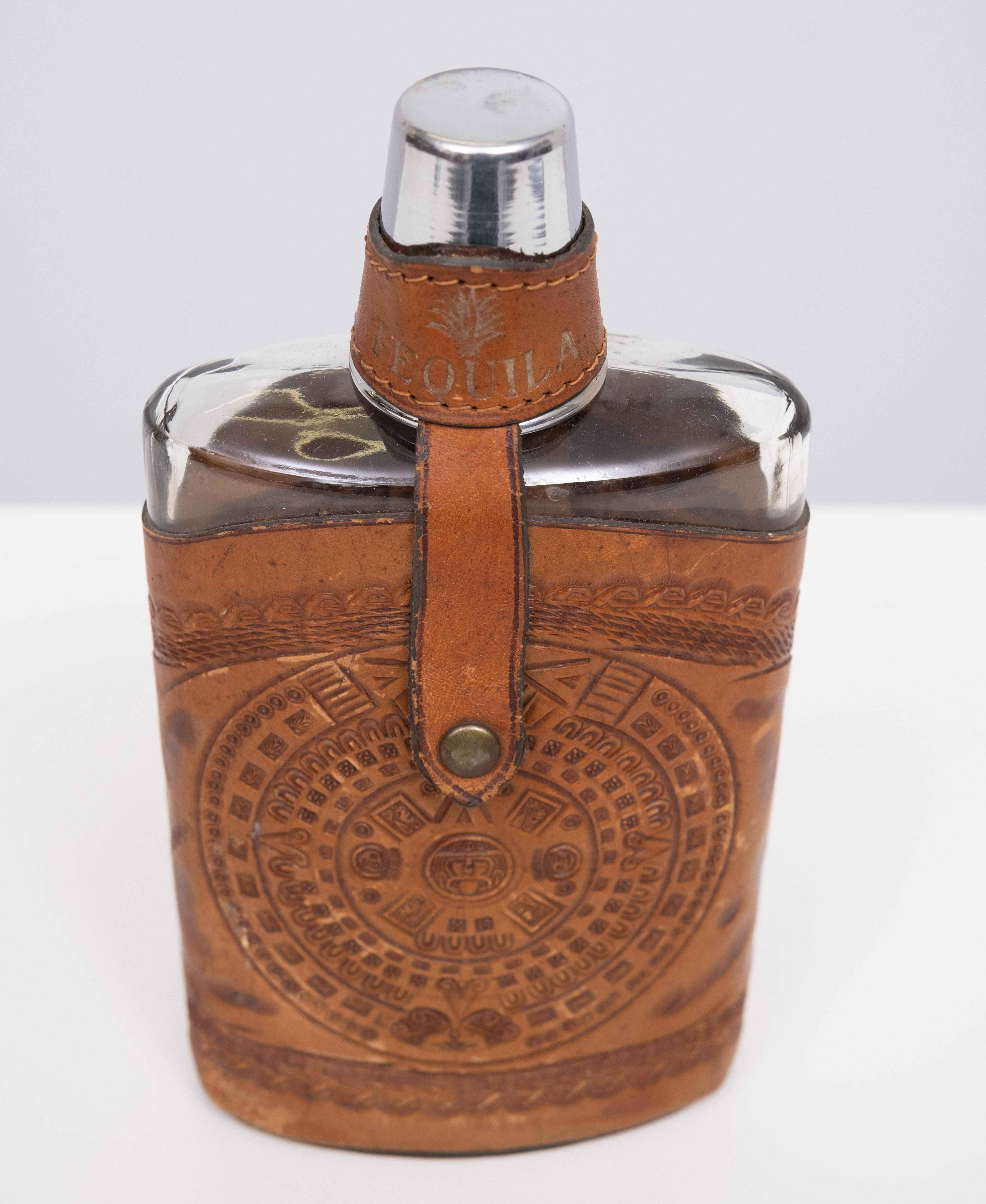 Sehr schön beeindruckt Leder Tequila Hip Flask . kommt 
mit einem Trinkbecher aus Chrom. Cognac Farbe . super selten .