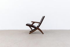 Angel I. Pazmino Sedia a braccioli Foldes in pelle lavorata marrone scuro con struttura in Wood