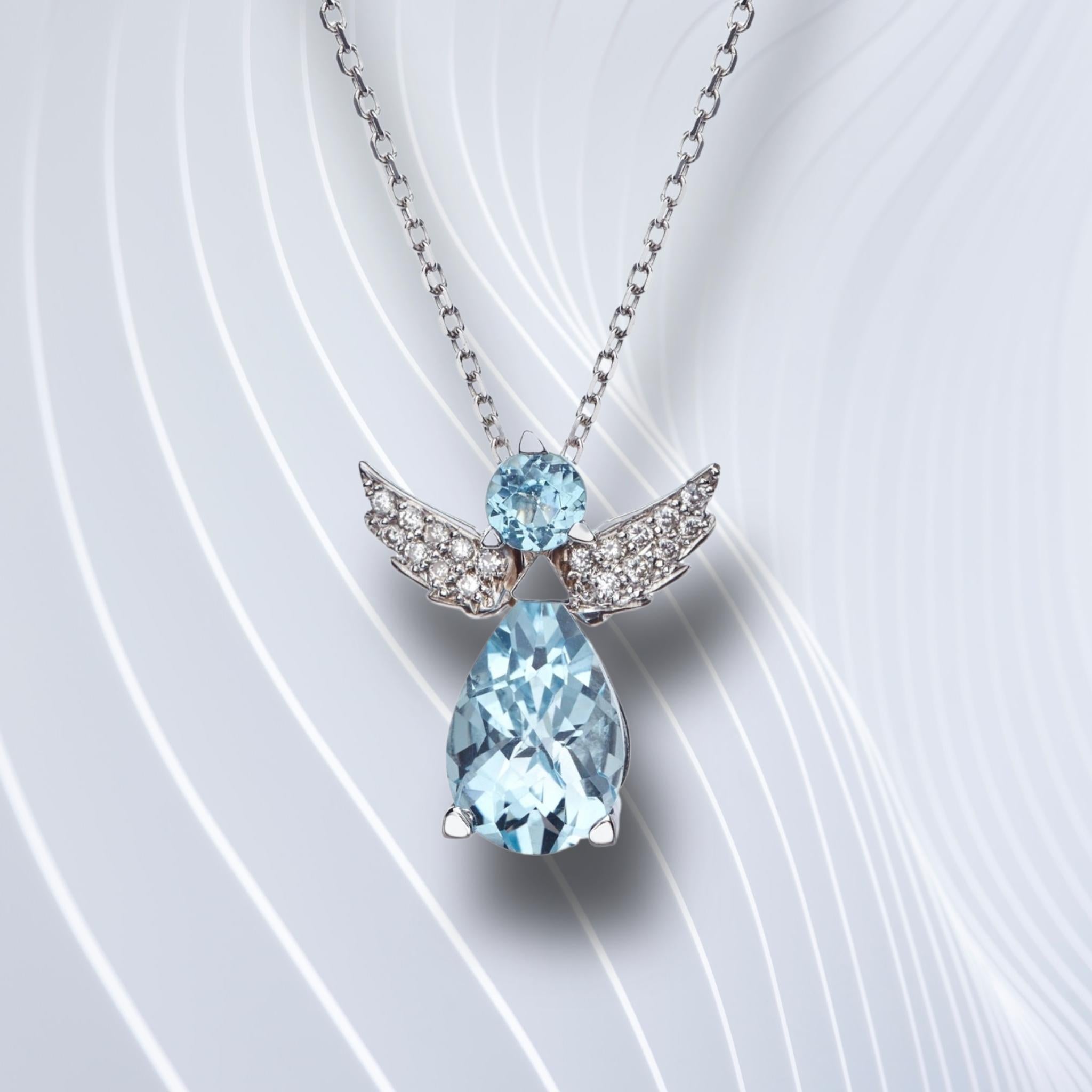 Collier pendentif Ange Gardien en or blanc 18Kt avec poire et rondelle  Topaze bleue.
L'ange est en or blanc 18Kt, Topaze bleue et  il est accompagné d'une chaîne rollo en or blanc 18Kt, de 16 pouces de long. Le collier pendentif appartient à la