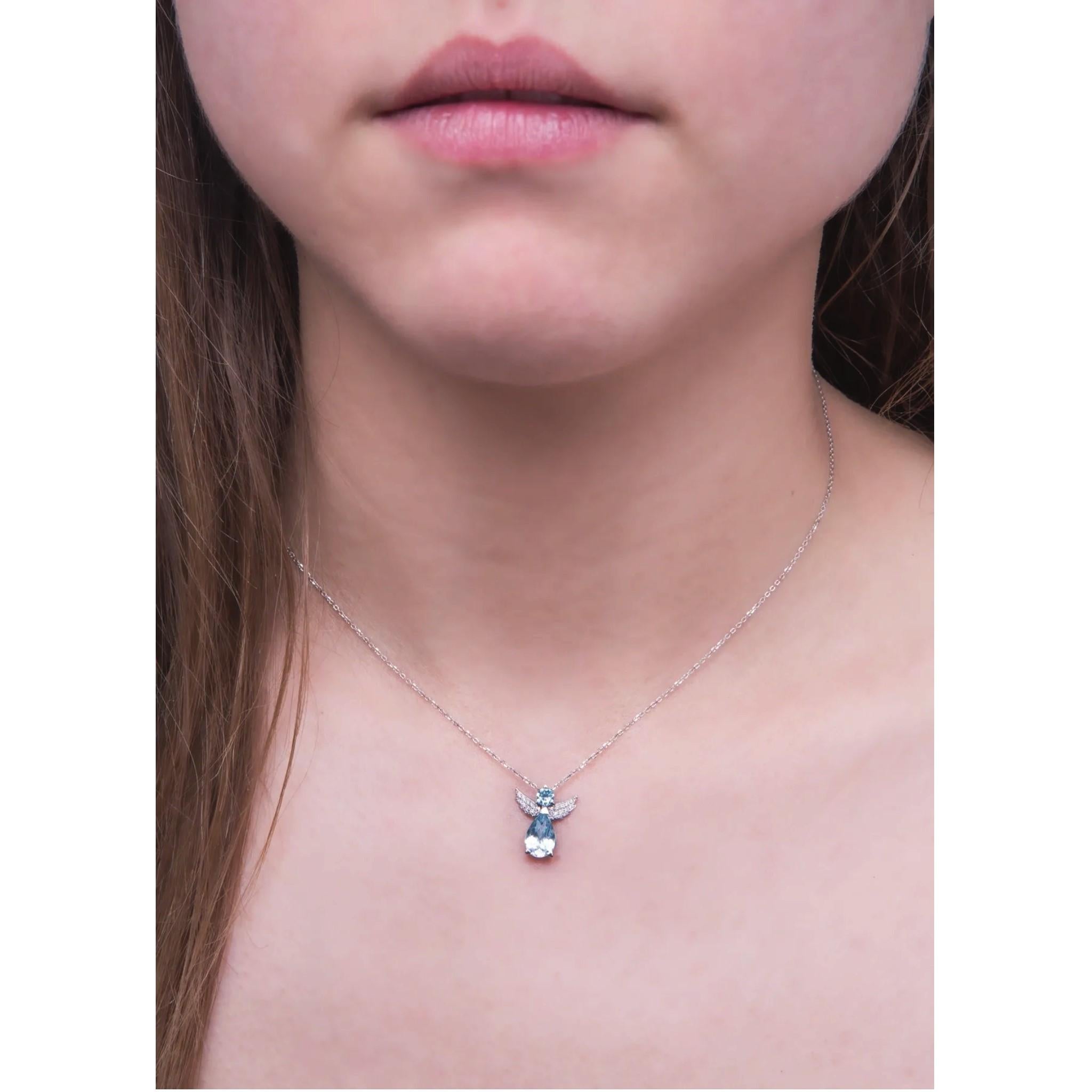 Moderne Collier pendentif en forme d'ange en or blanc 18 carats avec topaze bleue et diamants, cadeau pour elle en vente