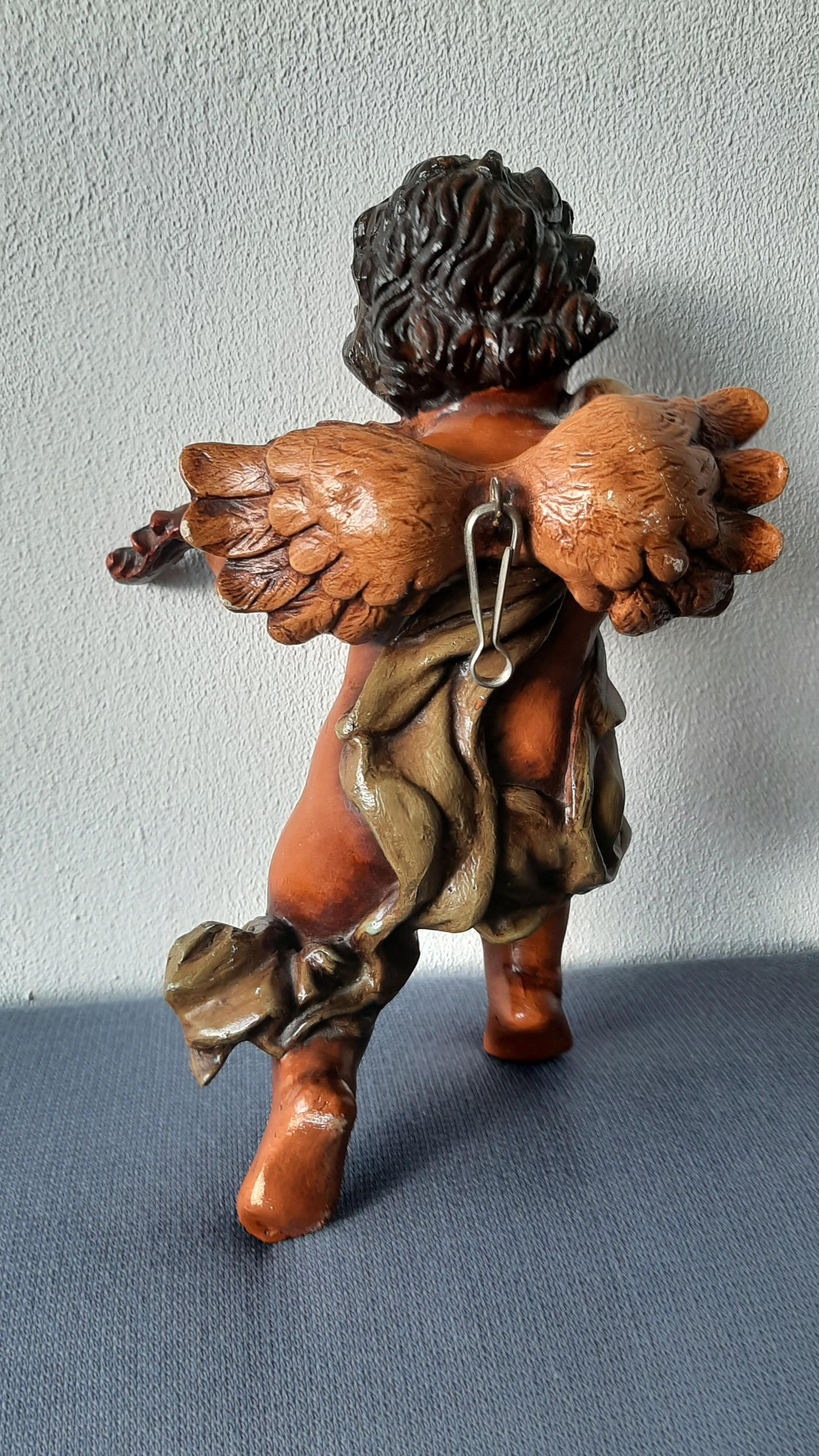 Angele playing the violin.

Hand carved and hand painted.

Orginal violin stick missing.

There is a hole in the left hand, where a new stick can be inserted.