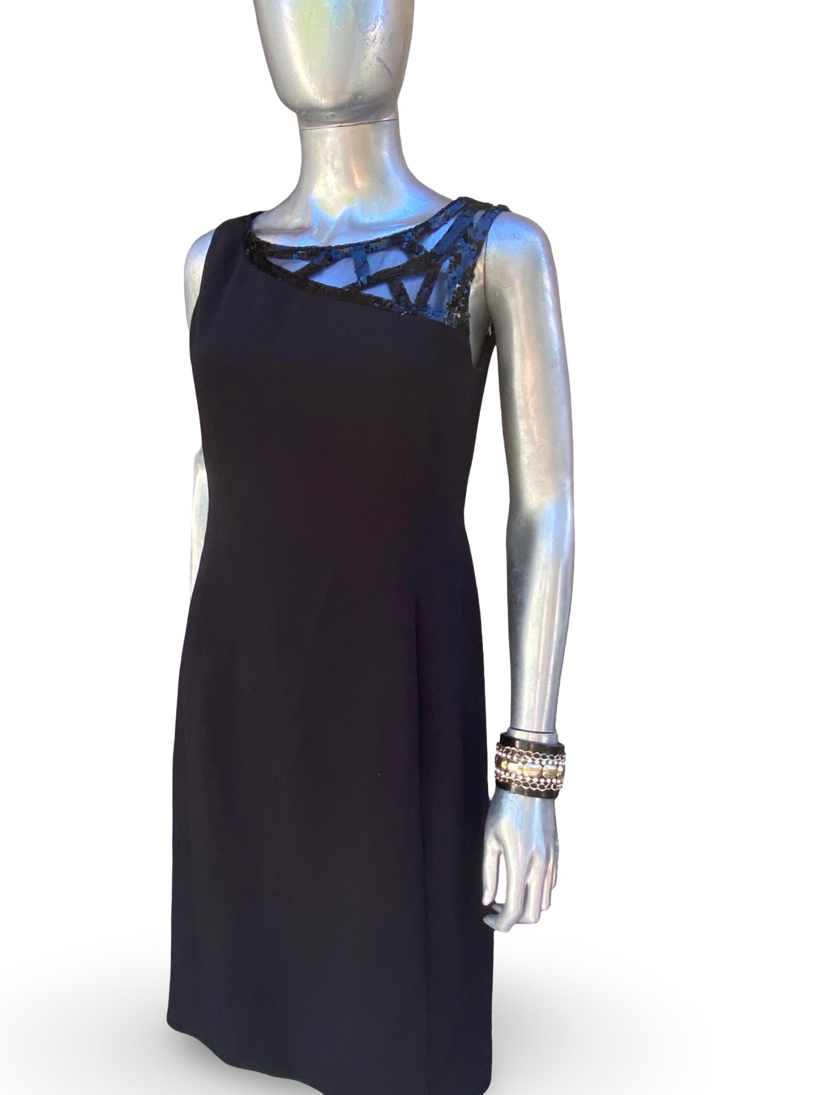 Angel Sanchez war auf dem Höhepunkt seines Könnens, als er dieses Vintage-Cocktailkleid entwarf. Von hinten ist es genauso schön wie von vorne. Ein asymmetrisches Mieder mit Pailletten auf schwarzem Netz verziert. Die Rückseite ist auf beiden Seiten