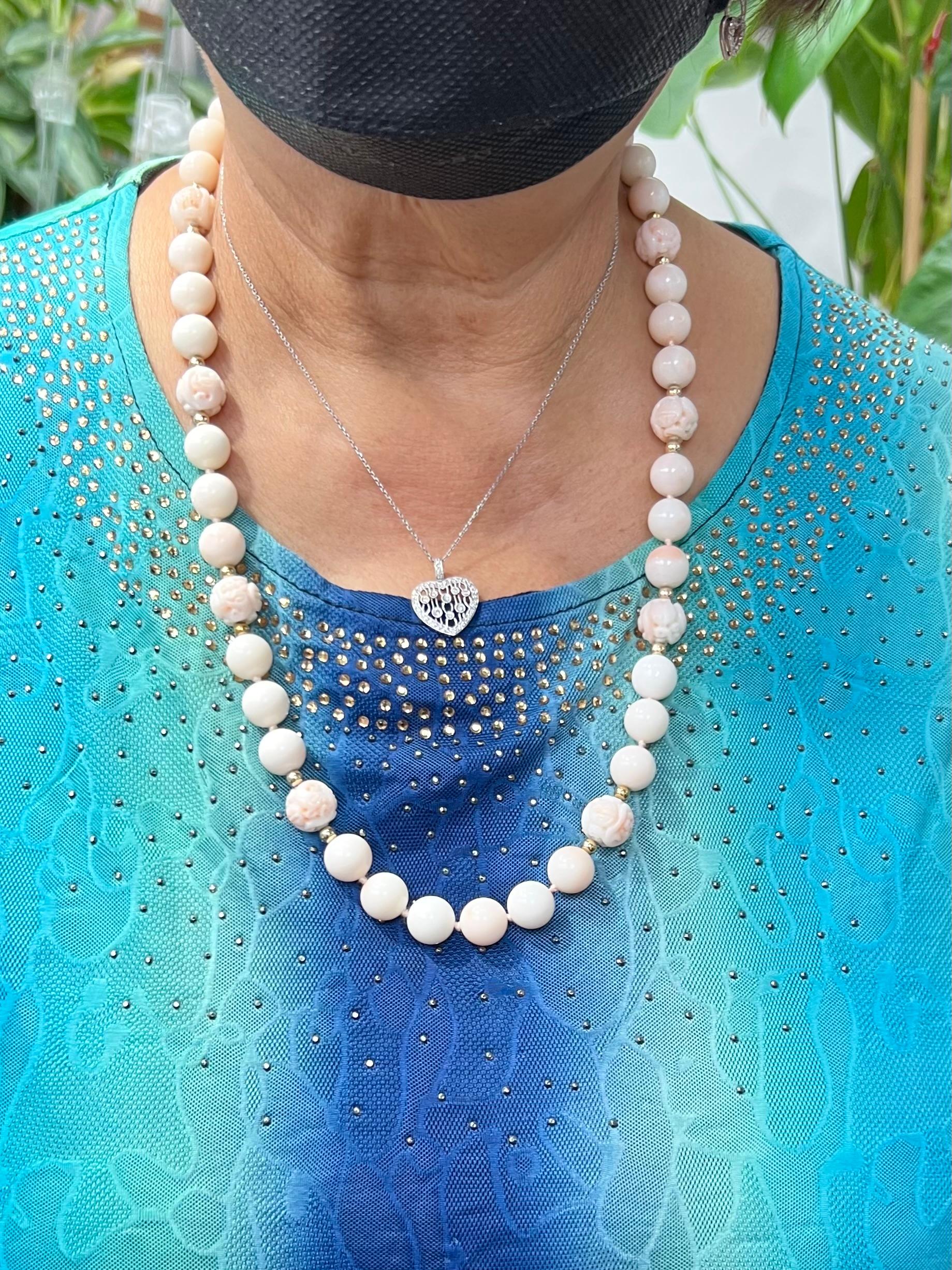 Collier de perles de corail sculptées en peau d'ange en vente 1