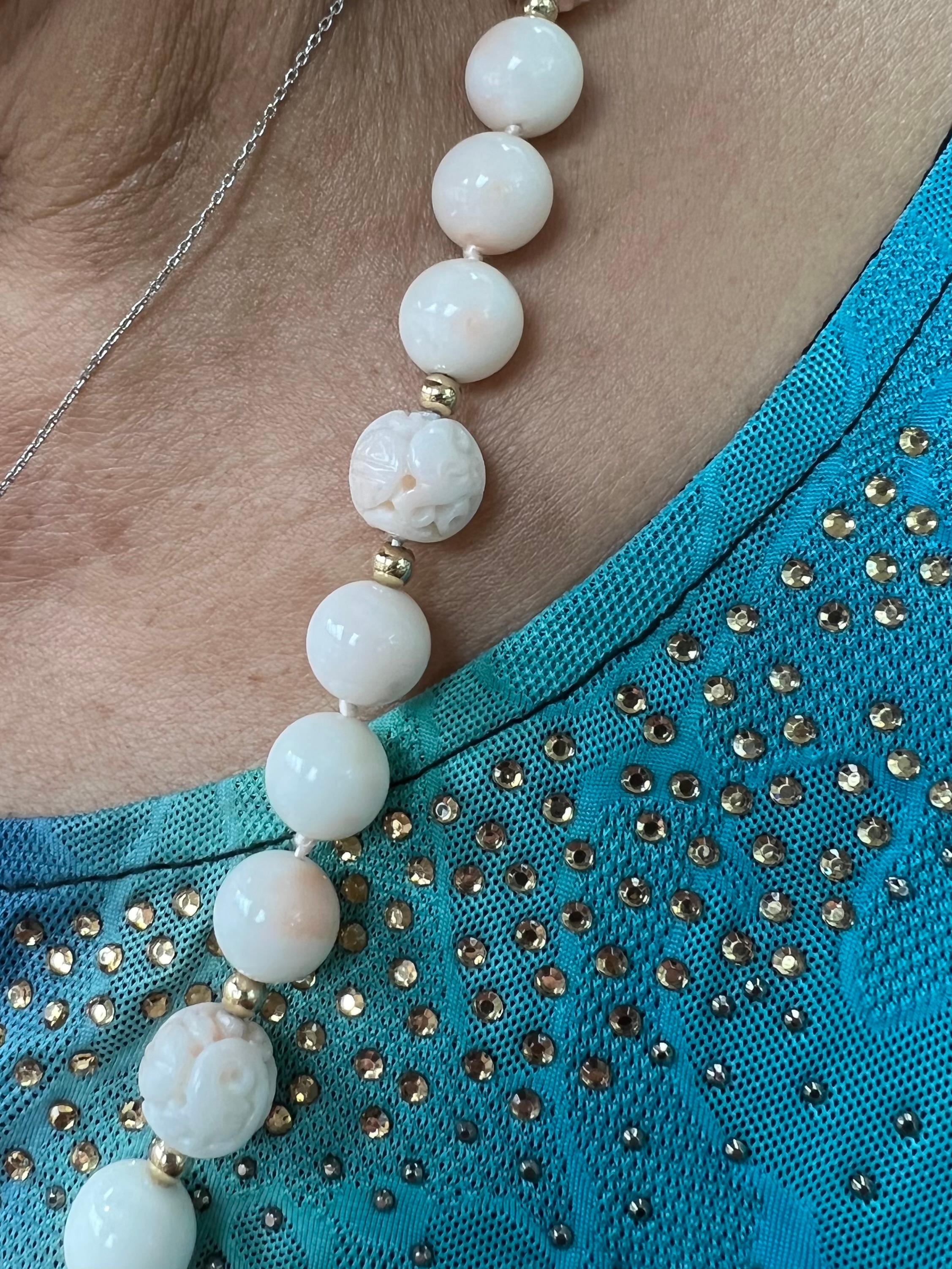 Collier de perles de corail sculptées en peau d'ange en vente 2