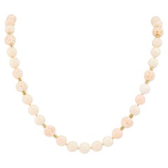 Collier de perles de corail sculptées en peau d'ange