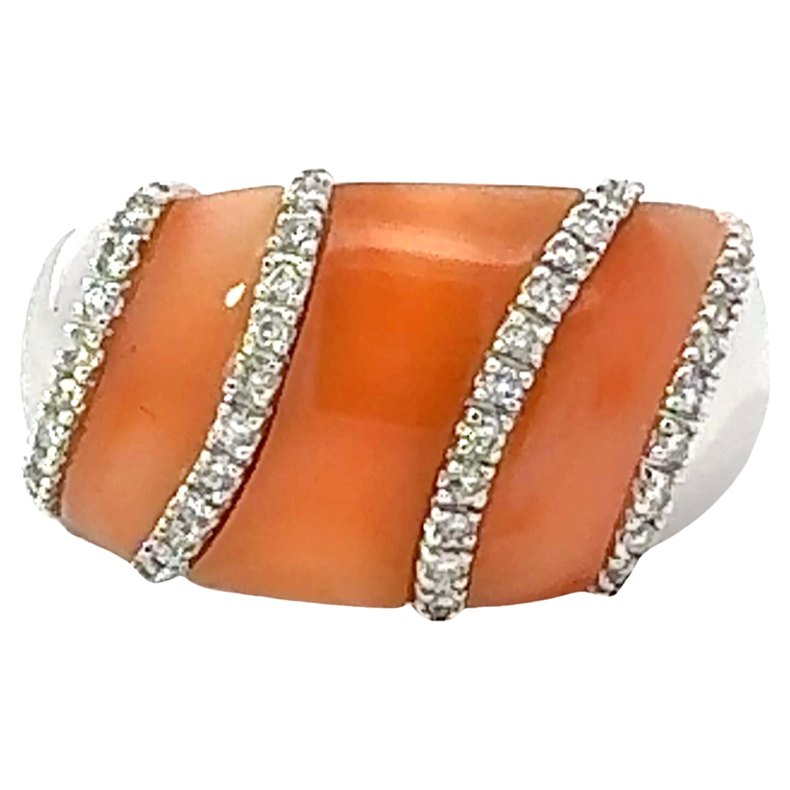 Bague jonc peau d'ange en corail et diamants en or blanc 14 carats