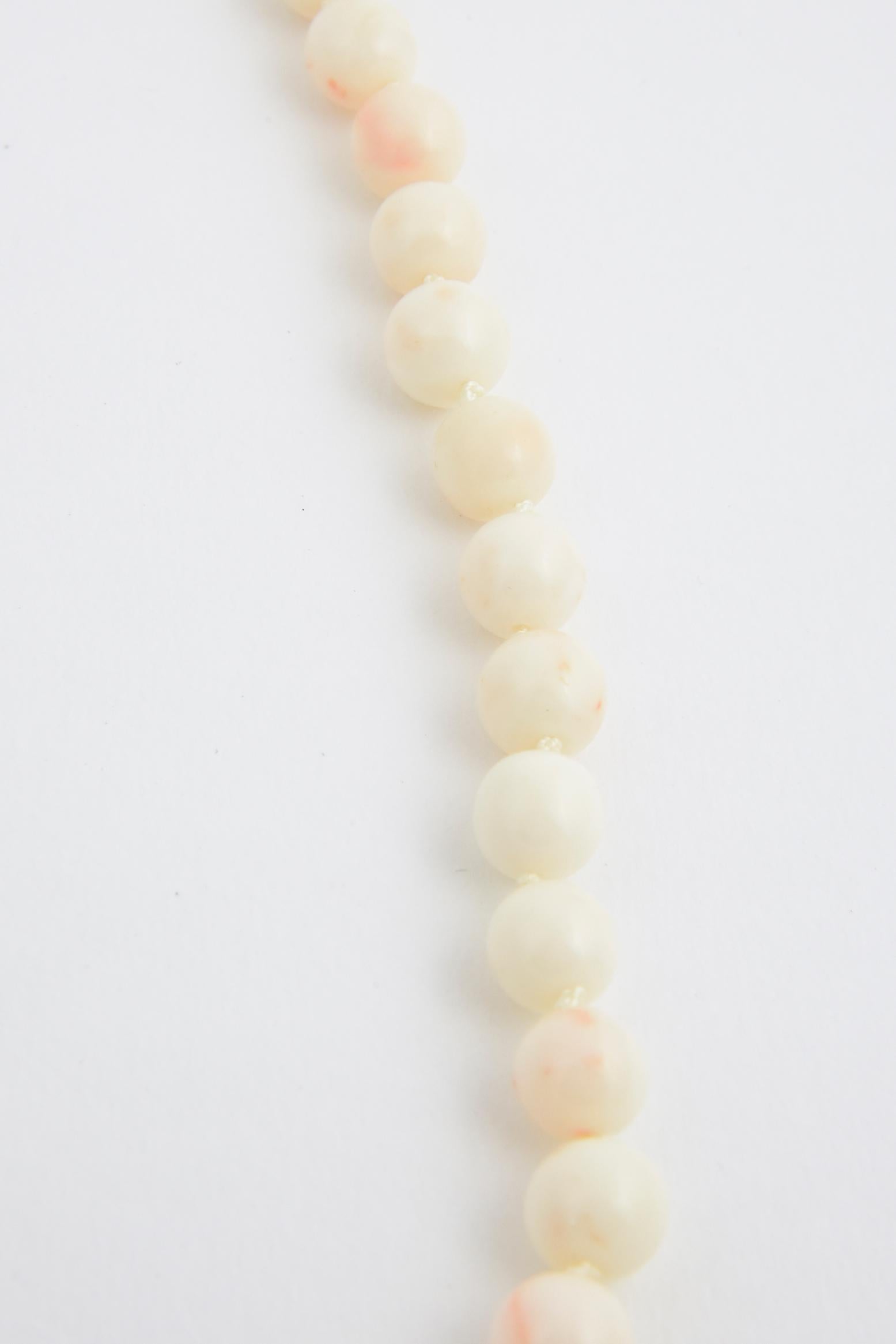 Collier de perles corail peau d'ange Bon état - En vente à Miami Beach, FL
