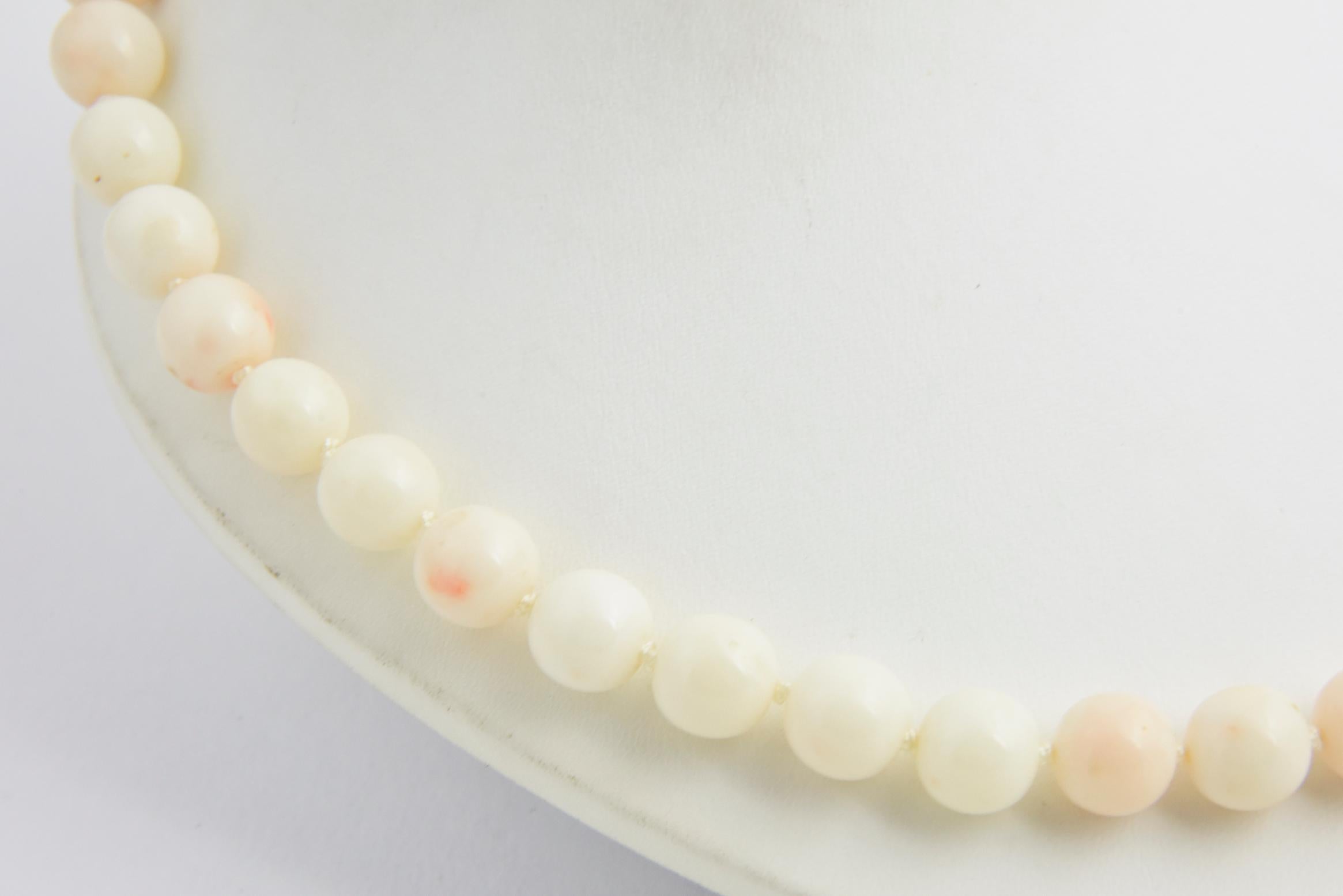 Angel Skin Coral Bead Necklace In Good Condition For Sale In Miami Beach, FL