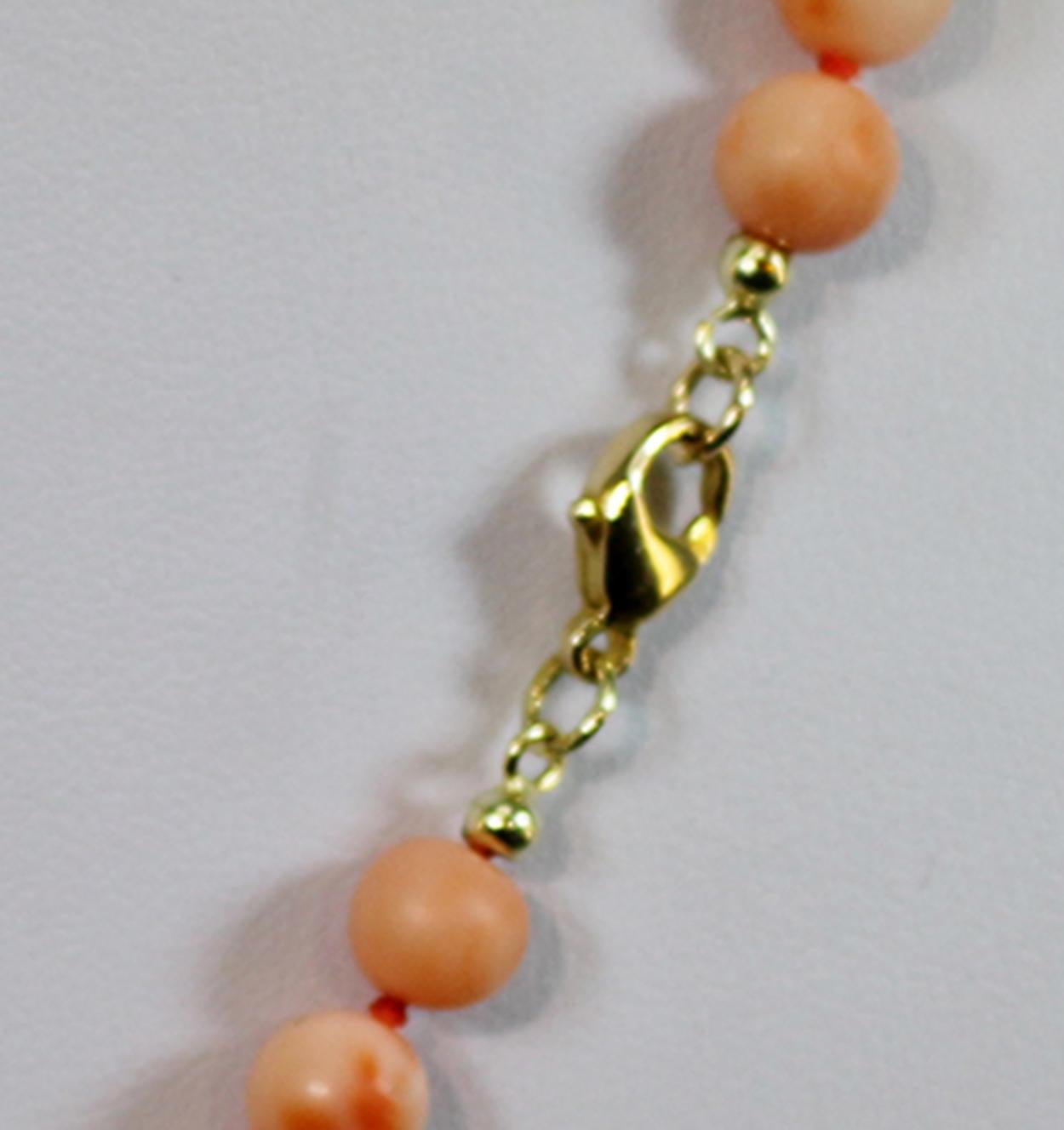 Angel Skin Coral Bead Necklace with 585 Gold Clasp For Sale 1