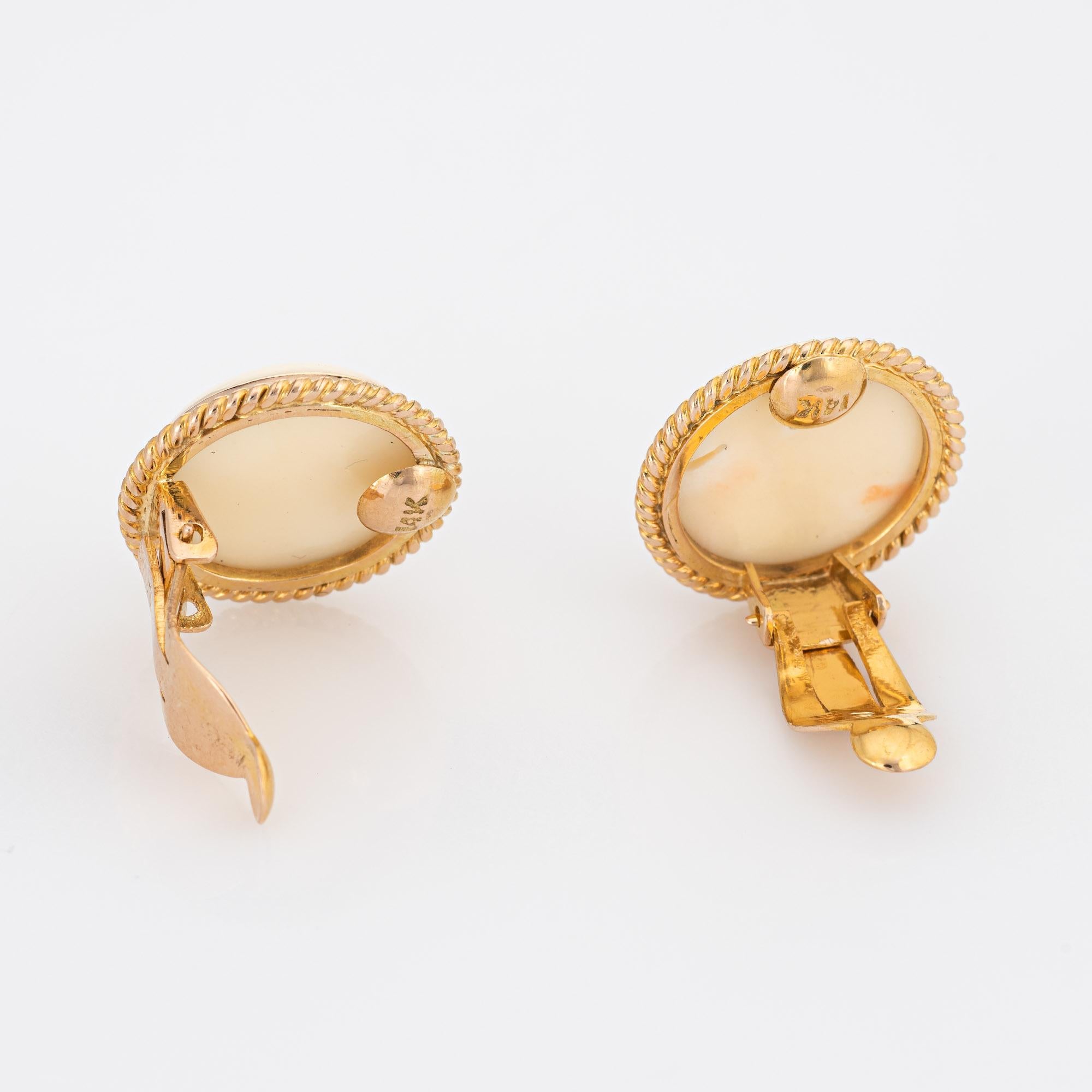 Moderne Boucles d'oreilles boutons vintage en or jaune 14 carats avec corail peau d'ange en vente
