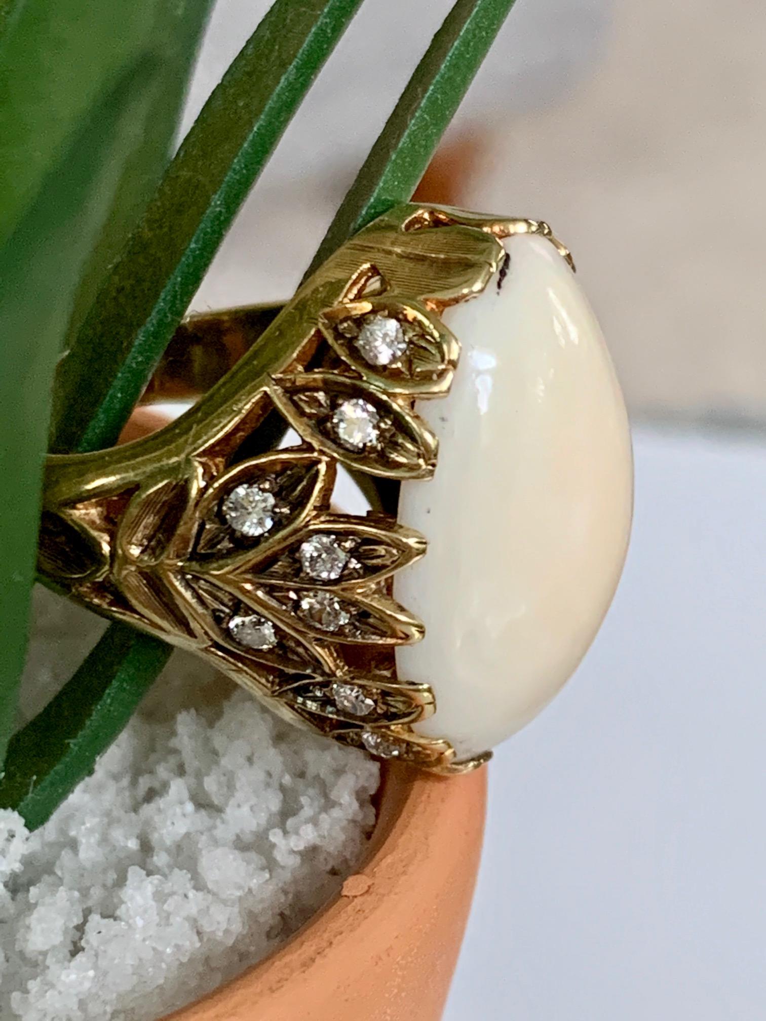 Engelshaut Koralle Cabochon und Diamant 18 Karat Gelbgold Ring - Größe 6 1/4 3