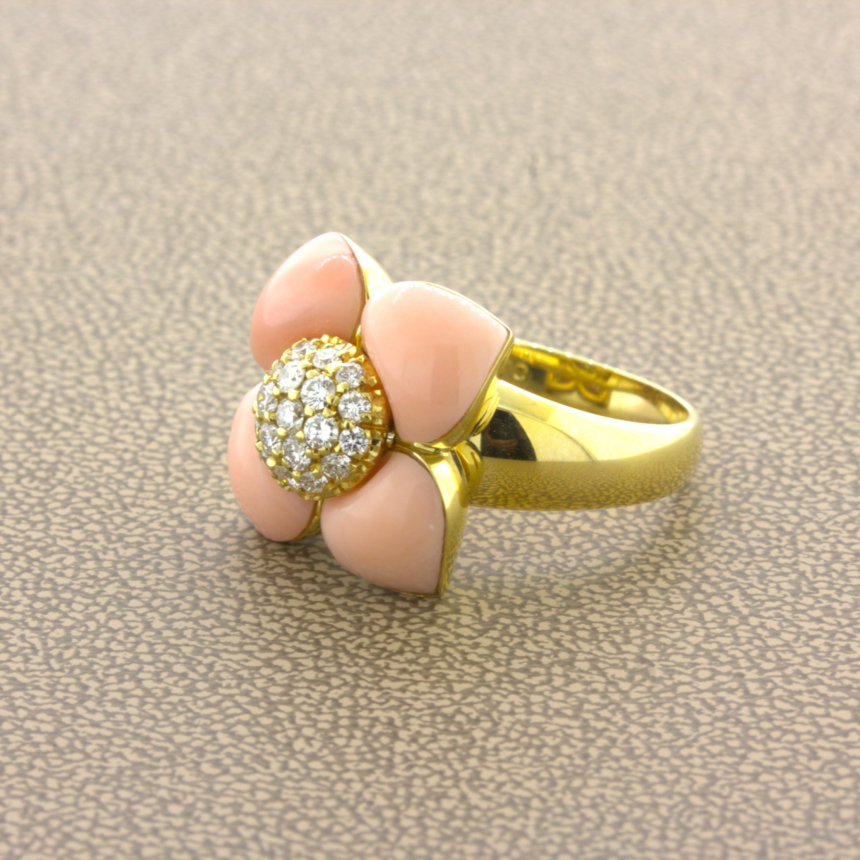 Blumenring aus 18 Karat Gelbgold mit Engelshautkoralle und Diamant im Zustand „Neu“ in Beverly Hills, CA