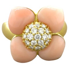 Bague fleur en or jaune 18 carats avec diamants et corail peau d'ange