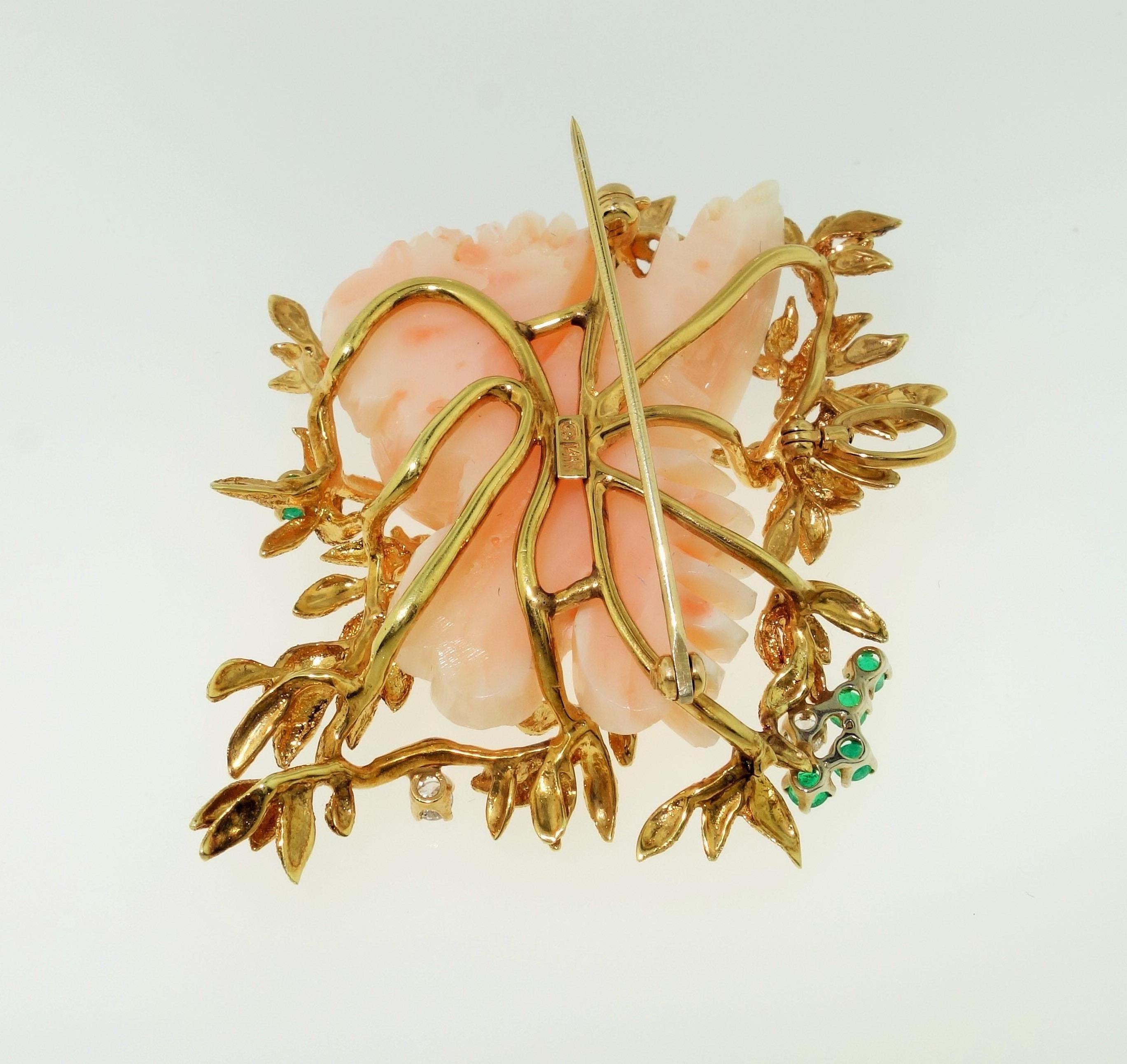Taille mixte Broche pendentif en or, corail peau d'ange, oiseau, émeraude et diamants, ancienne bijouterie d'art en vente