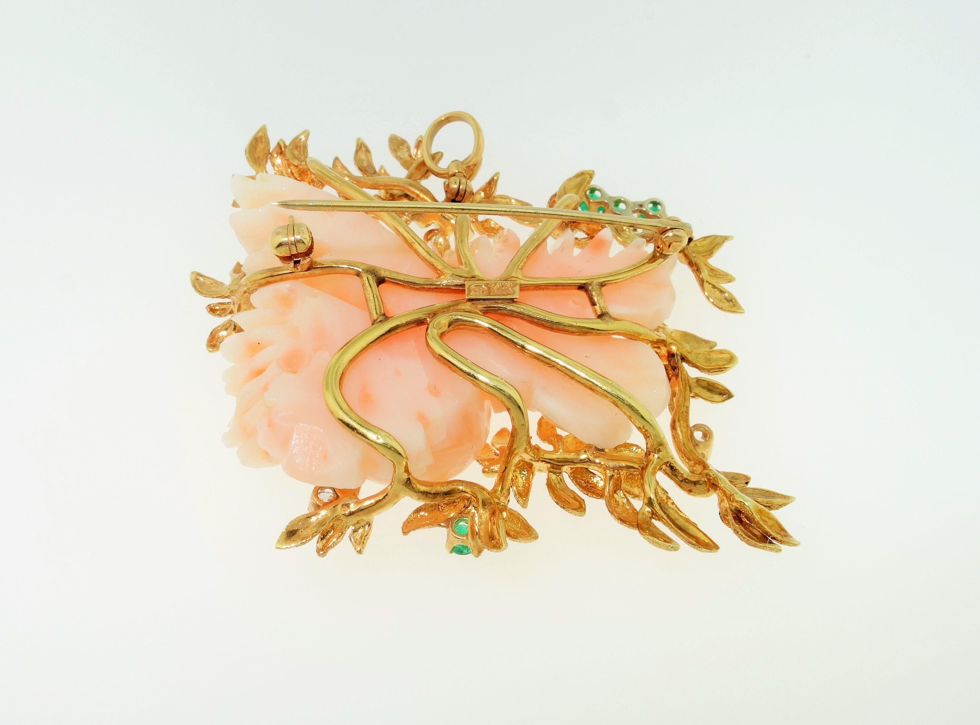 Broche pendentif en or, corail peau d'ange, oiseau, émeraude et diamants, ancienne bijouterie d'art Excellent état - En vente à Montreal, QC