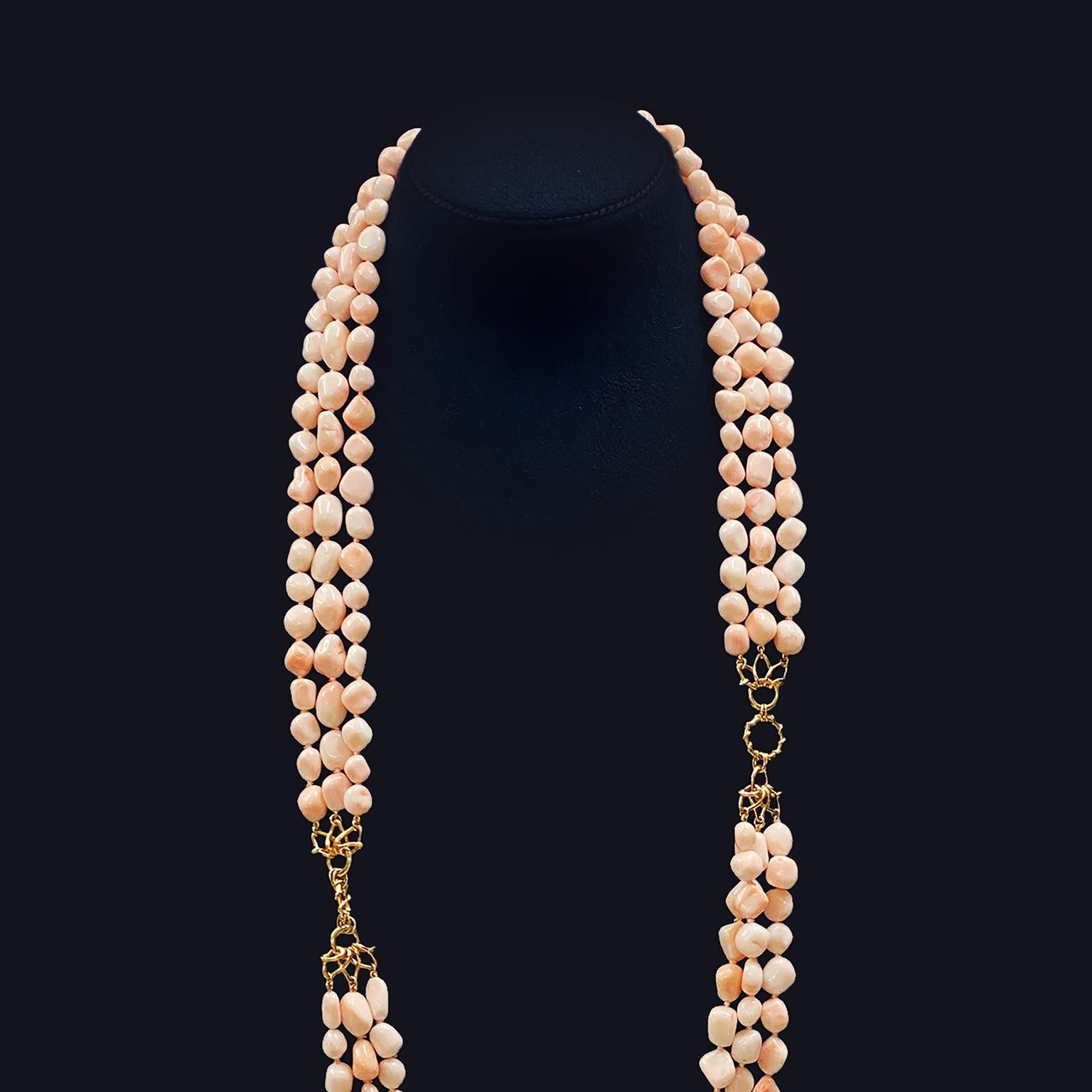 Collier de dieu jaune 18 carats à trois brins avec pépite de corail peau d'ange Neuf - En vente à New York, NY