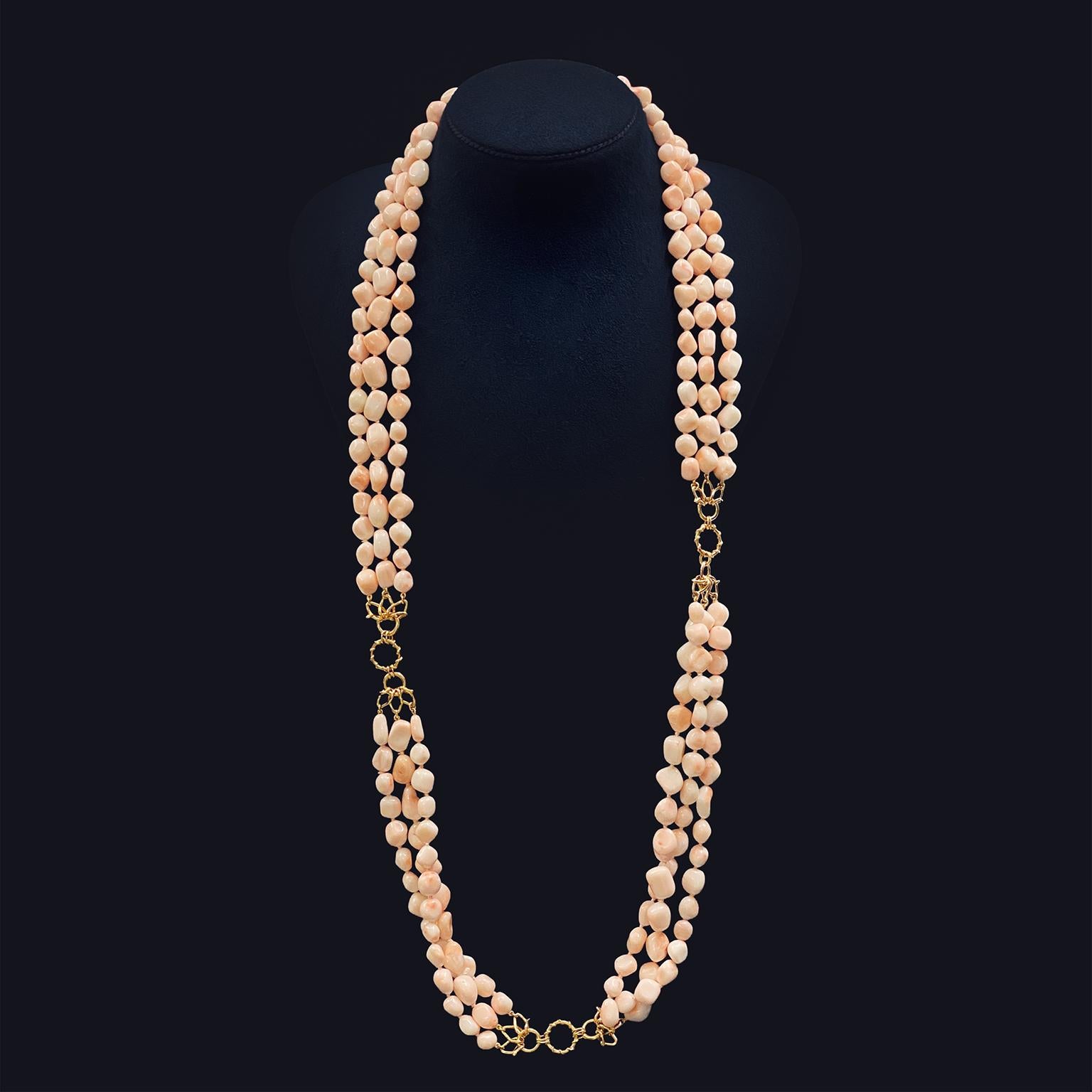 Perle Collier de dieu jaune 18 carats à trois brins avec pépite de corail peau d'ange en vente