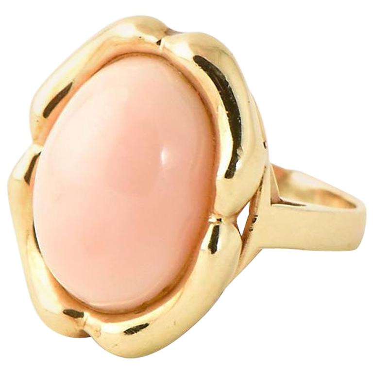Bague en or jaune de style bambou avec cabochon ovale en corail peau d'ange