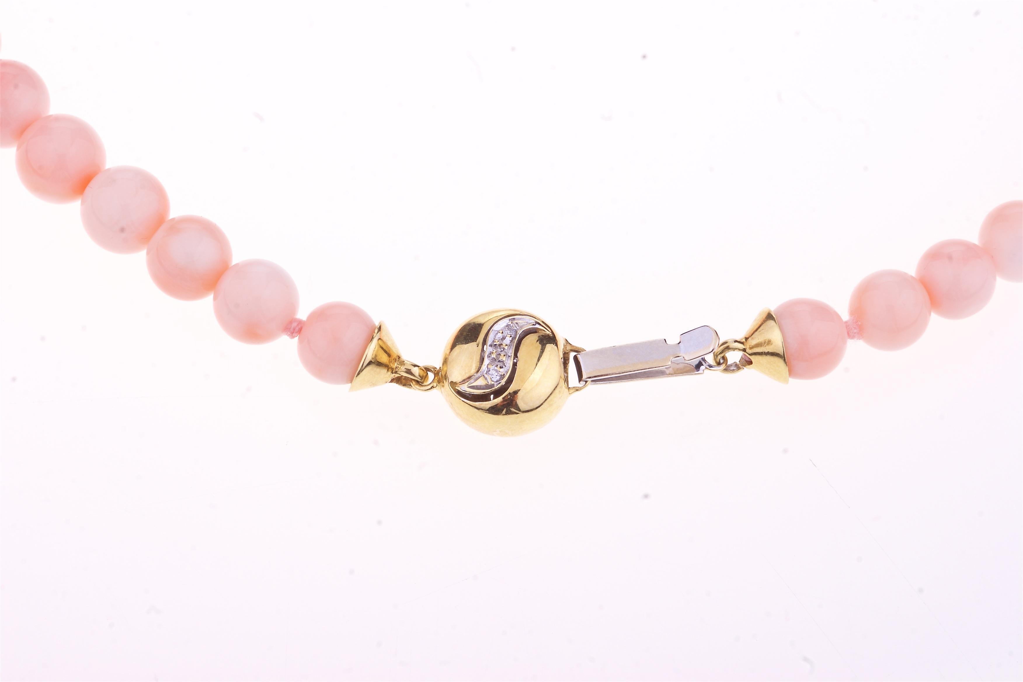Engelshaut Koralle Rosa Perlen Lange Halskette mit 5 Fäden zusammengefügt (Klassisch-römisch) im Angebot