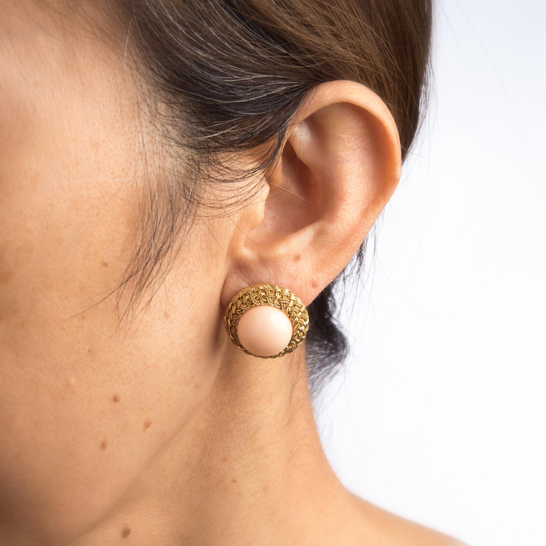 Runde Ohrringe aus 18 Karat Gelbgold mit Engelshaut-Koralle im Vintage-Stil (Moderne)