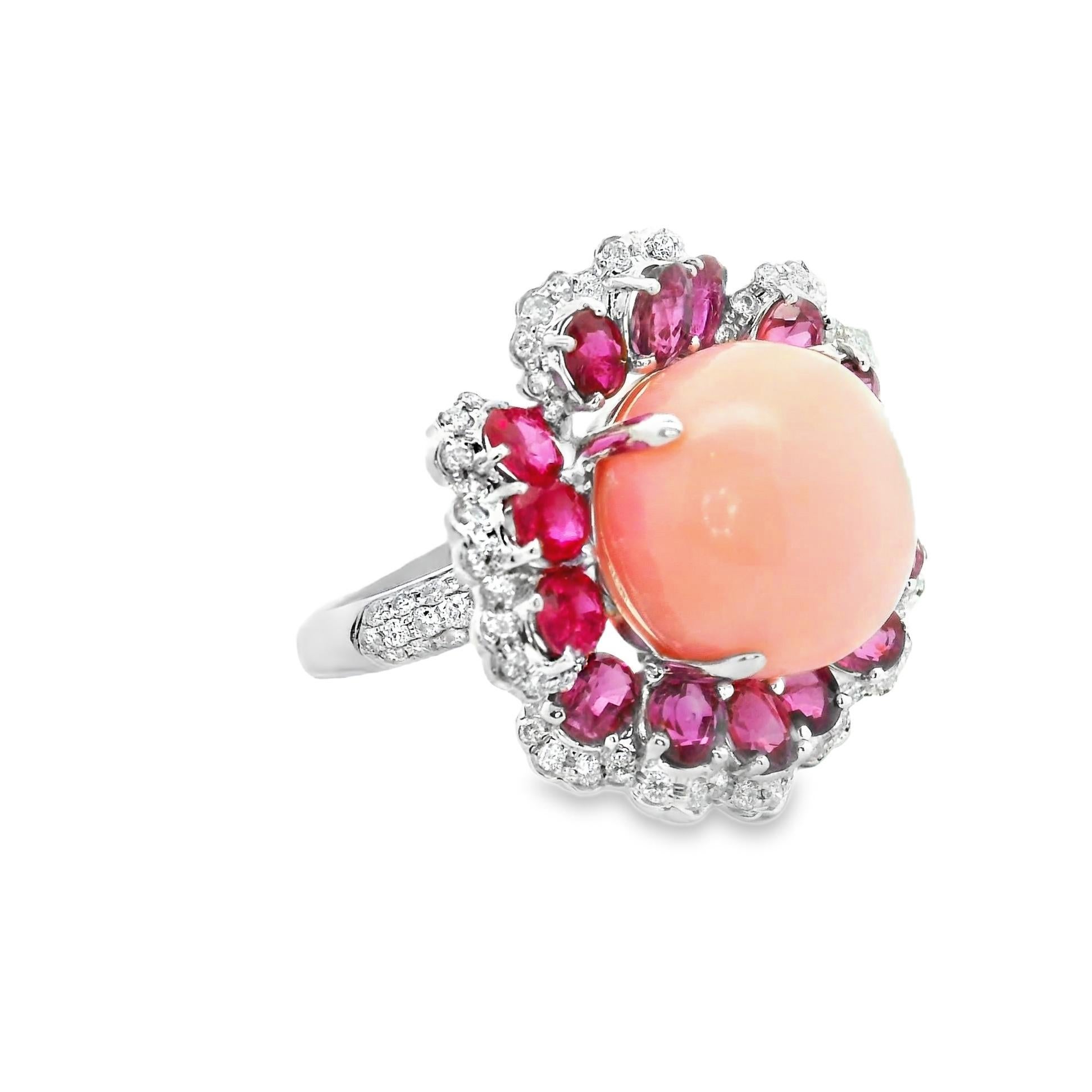 Un anillo de cóctel floral, dulce y elegante, con un fino coral natural de piel de ángel. El nombre 