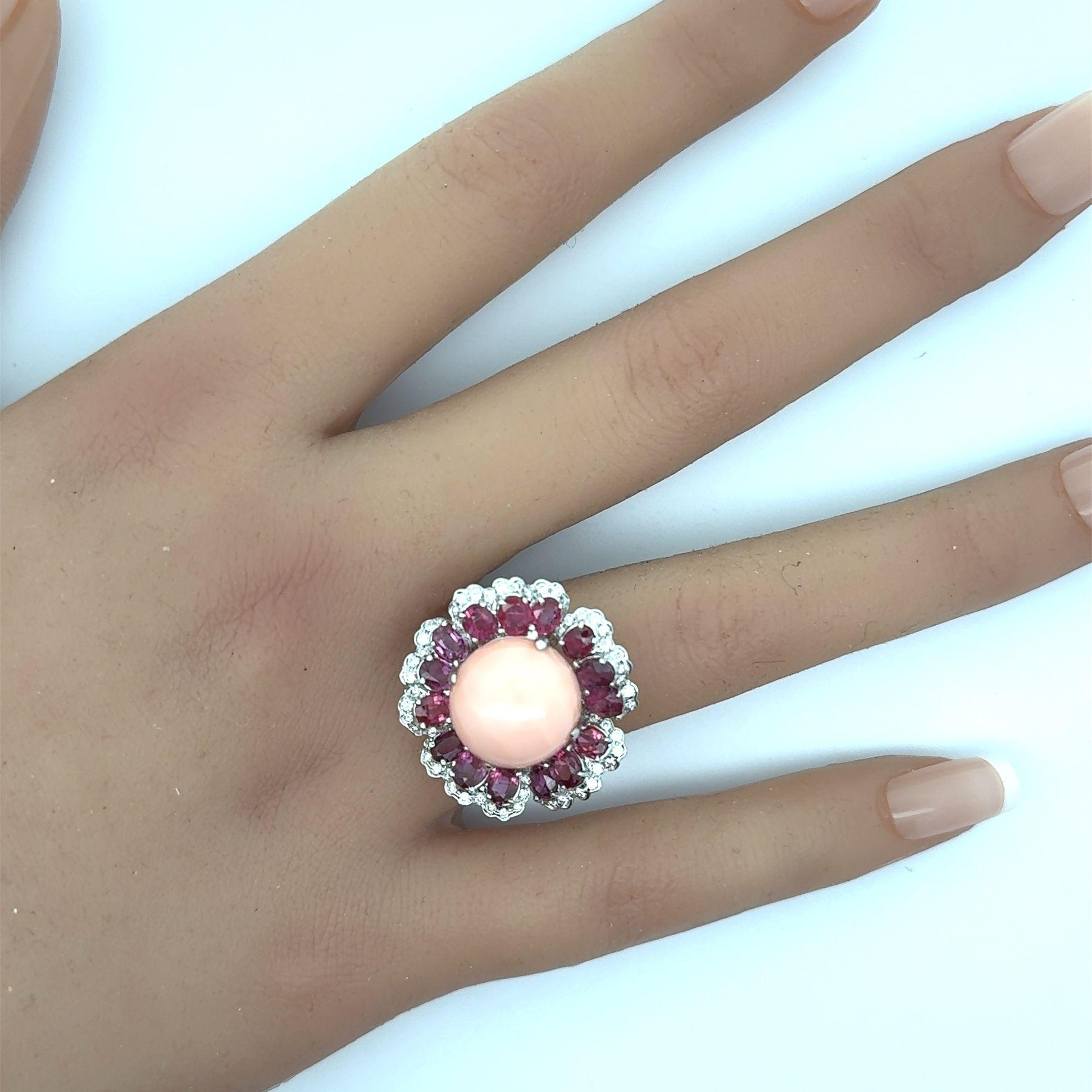 Anillo de Cóctel Floral Piel de Ángel Coral Rubí Diamante Oro Blanco 18k en Nuevo estado para la venta en Beverly Hills, CA