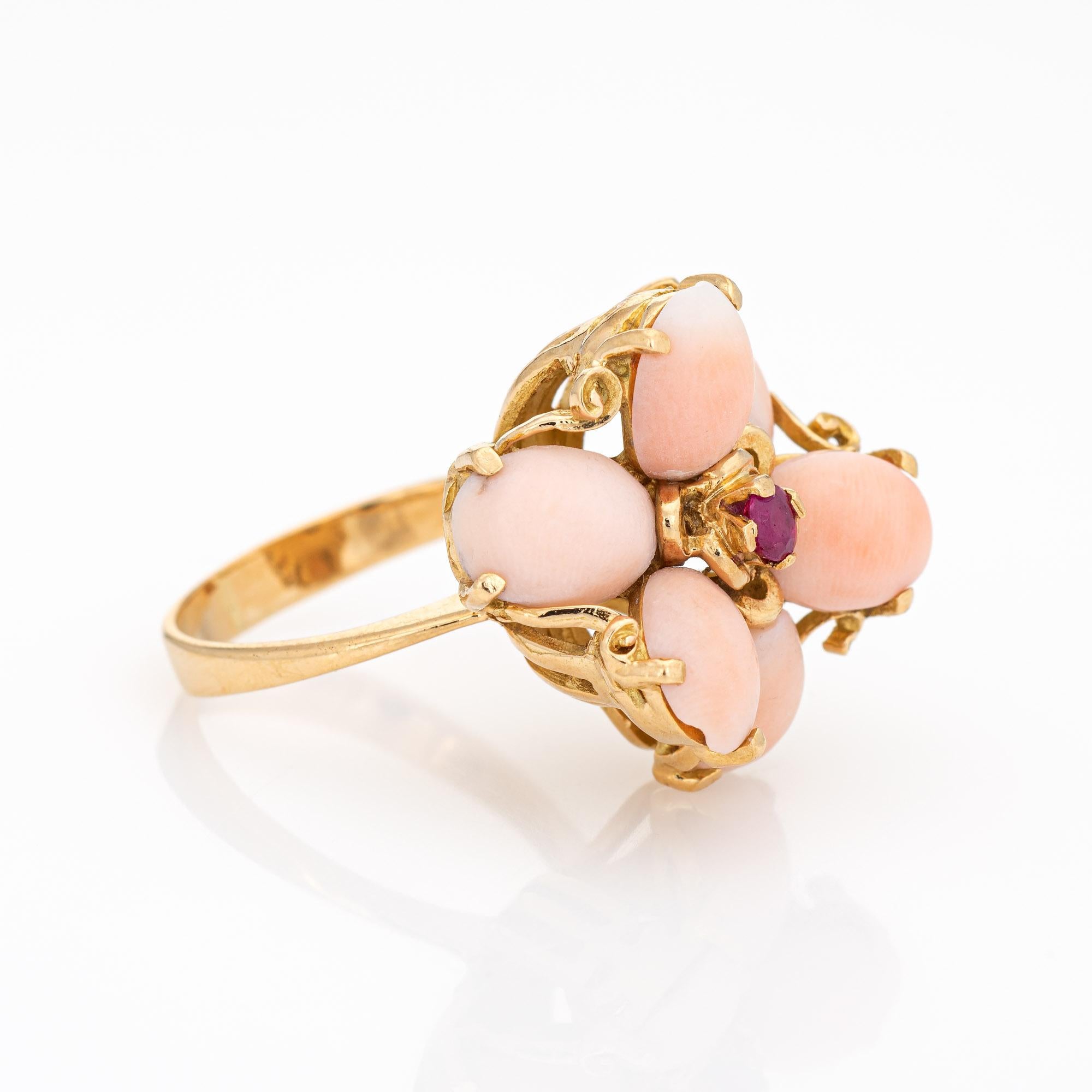 Anillo Piel de Ángel Coral Rubí 1970s Vintage Oro Amarillo 18 Kilates Joyas Florales Moderno en venta