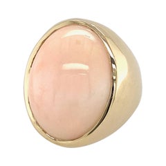 Vintage Angel Skin Coral Signet-Style Cocktail Ring in Yellow Gold, circa 1970